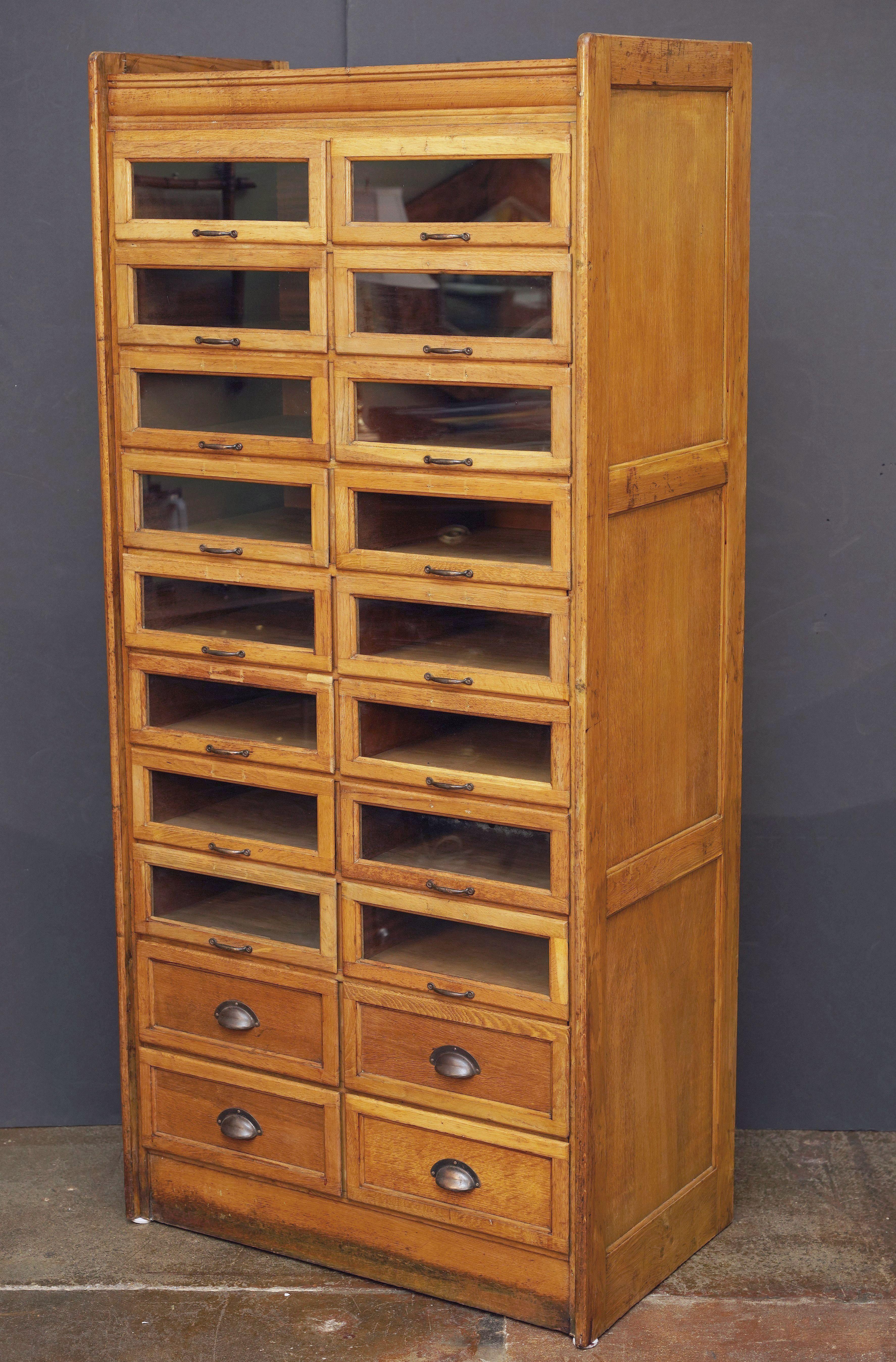 Doppelter Haberdasher-Schrank mit glasgefassten Schubladen aus England im Angebot 1