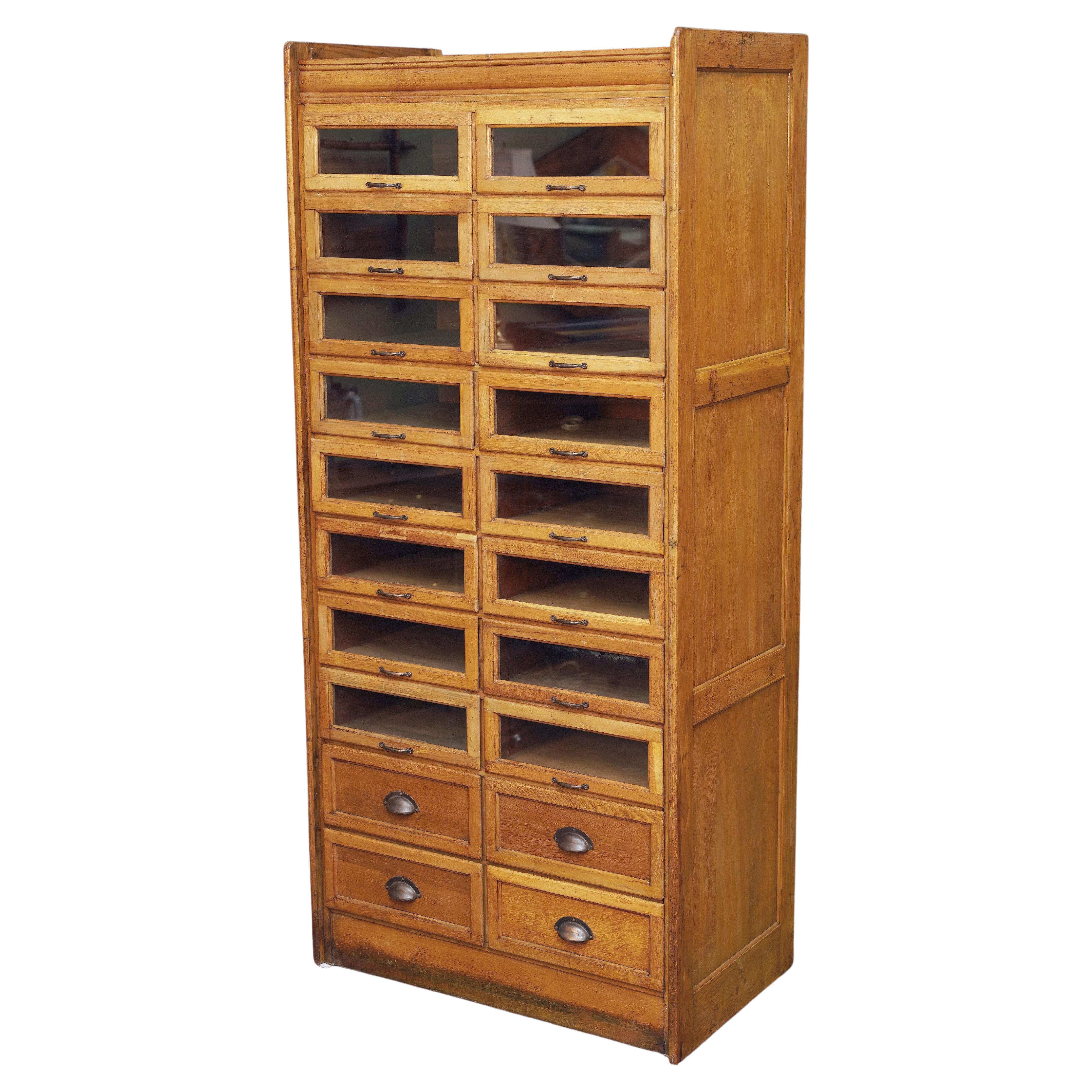 Doppelter Haberdasher-Schrank mit glasgefassten Schubladen aus England im Angebot