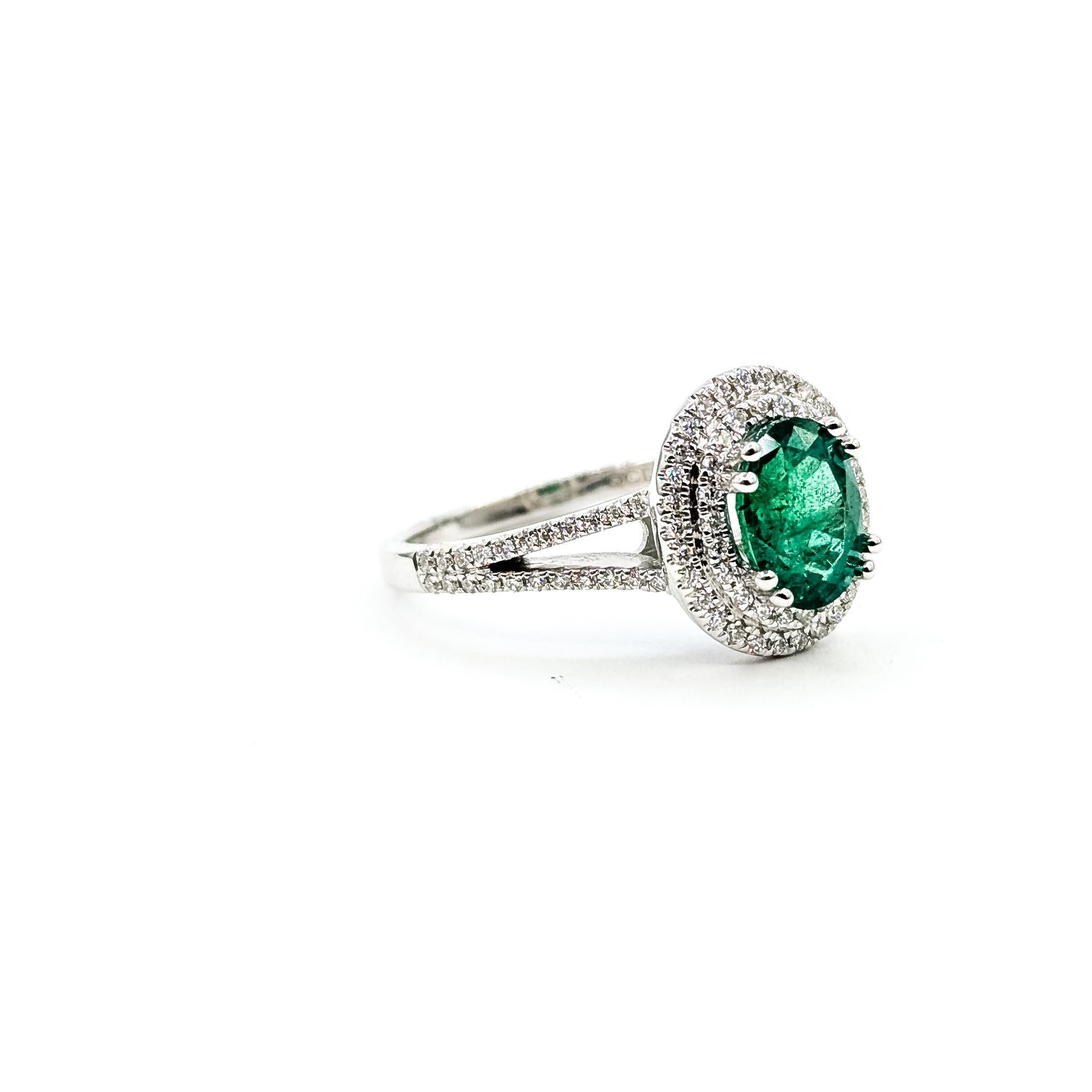 Anillo doble halo de esmeralda y diamantes de 14k

Este anillo está elaborado en oro blanco de 14 quilates e incluye una esmeralda ovalada engastada en un elegante diseño de doble halo. La esmeralda pesa un total de 1,20ctw y muestra el verde