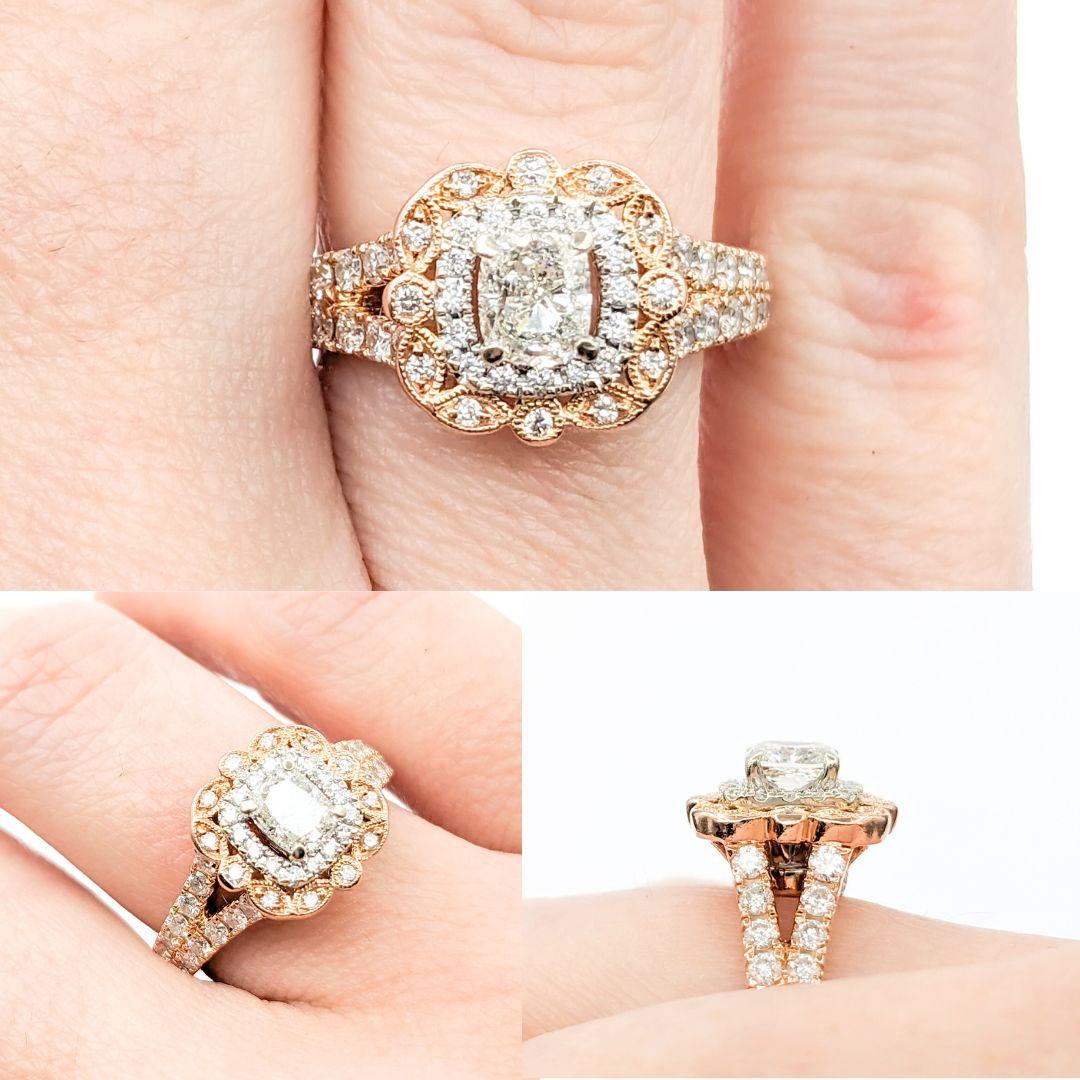 Doppelter Halo Neil Lane 1,12 Karat Diamant-Brautring aus Roségold

Dieser wunderschöne Diamant-Verlobungsring ist aus 14-karätigem Roségold gefertigt. Der Ring besteht aus einem 1,12 Karat schweren Diamanten in der Mitte mit einem atemberaubenden