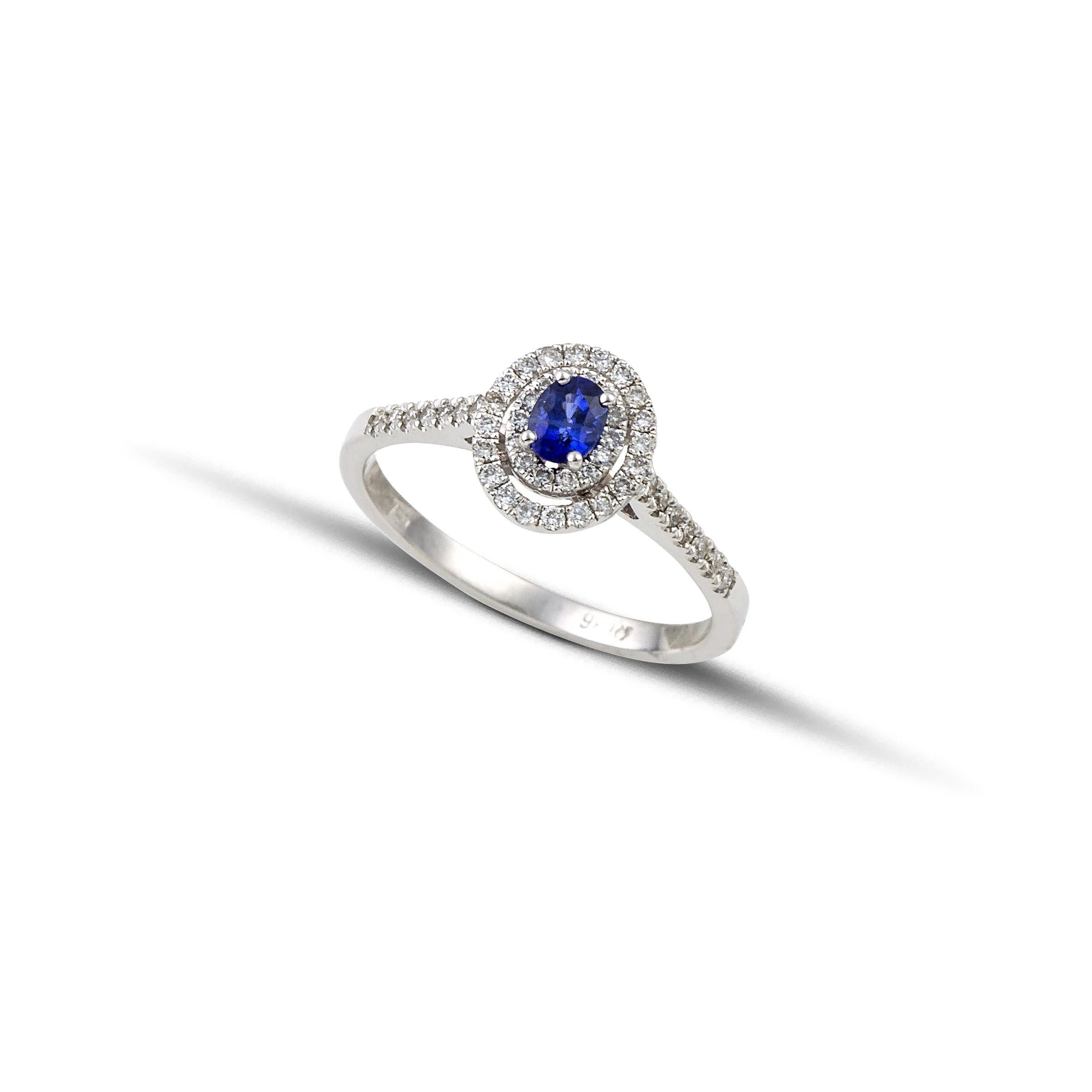 Beautiful ring in 18Kt white gold with a blue sapphire as central stone in oval cut in a very different and exquisite double halo pave setting of  diamonds brilliant surrounding the center of the ring.
The ring has a pave setting for the diamonds