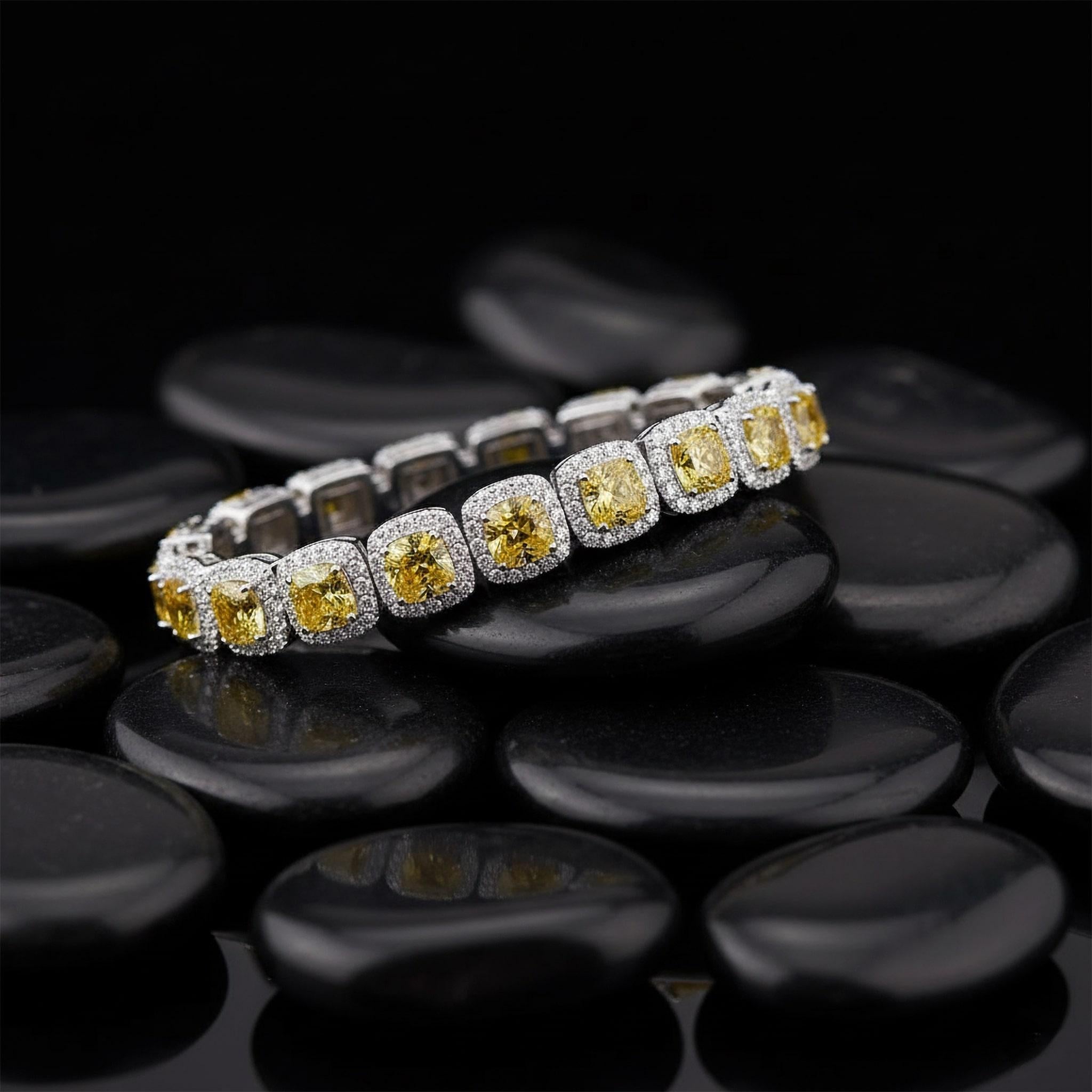 Moderne Bracelet en or jaune 18K à double halo de diamants taillés en coussinet en vente