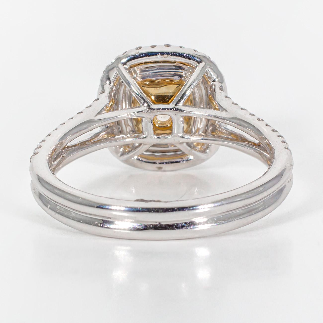 Doppelter Halo-Ring aus 18K WG mit gelbem Fancy-Diamant im Kissenschliff in der Mitte. D1.37ct. im Angebot 1