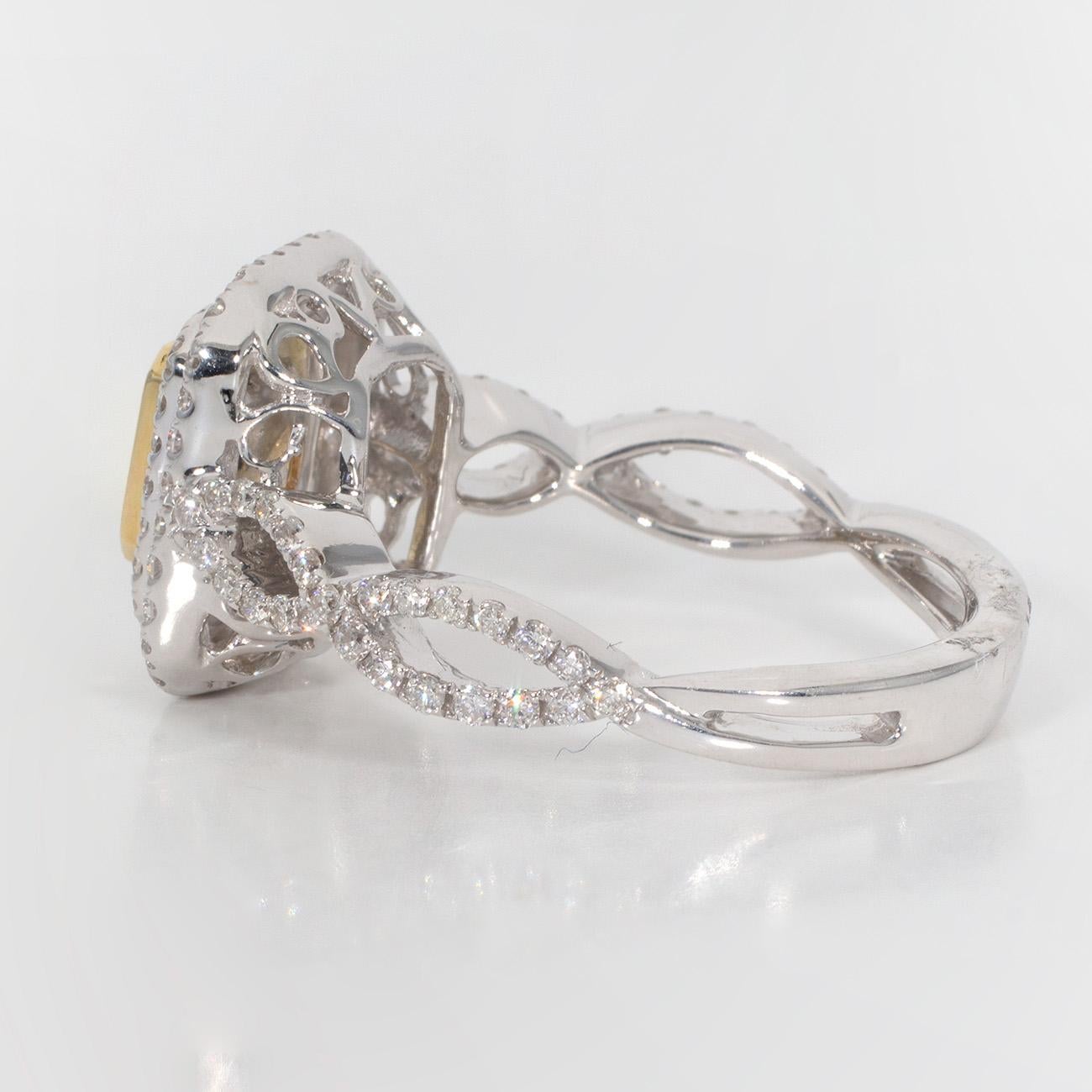 Bague à double halo en or blanc 18 carats avec des diamants ronds sertis en pavé et une pierre centrale à taille radiante certifiée GIA de couleur jaune très clair.  D1.65ct.t.w.  (Centre - 1,02ct.)