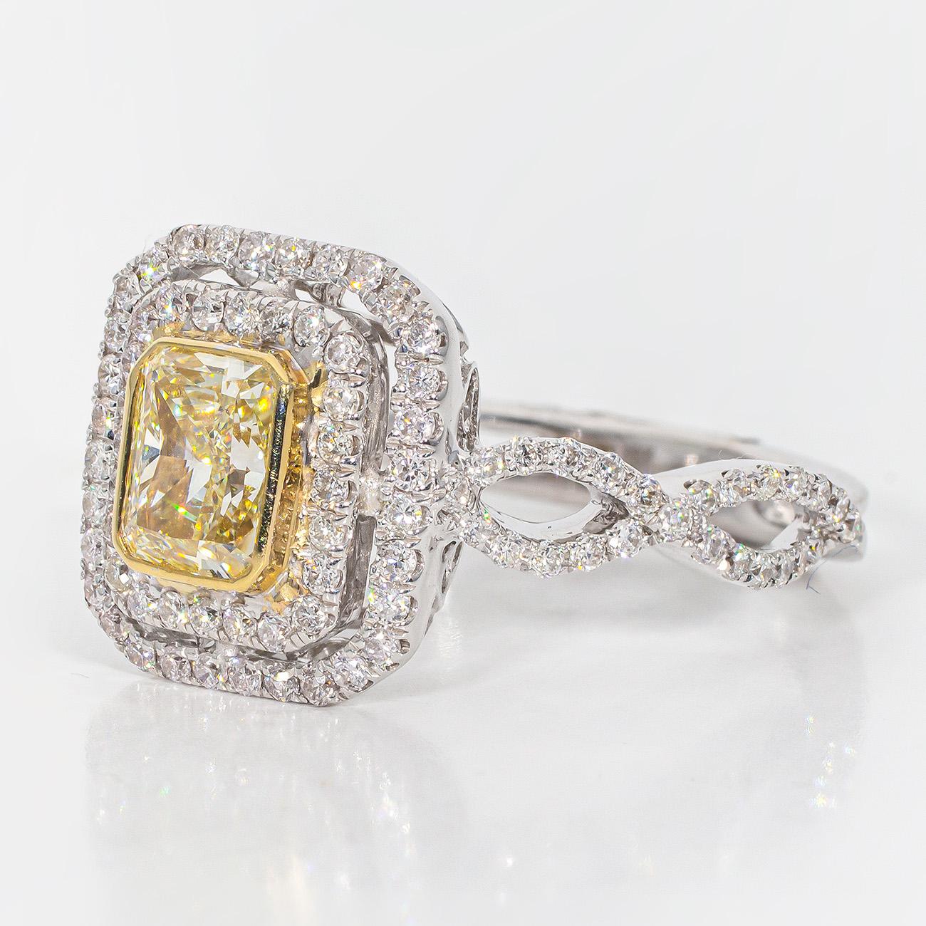 Taille radiant Bague double halo avec centre en diamant jaune très clair de taille radiant.  D1.65ct.t.w en vente