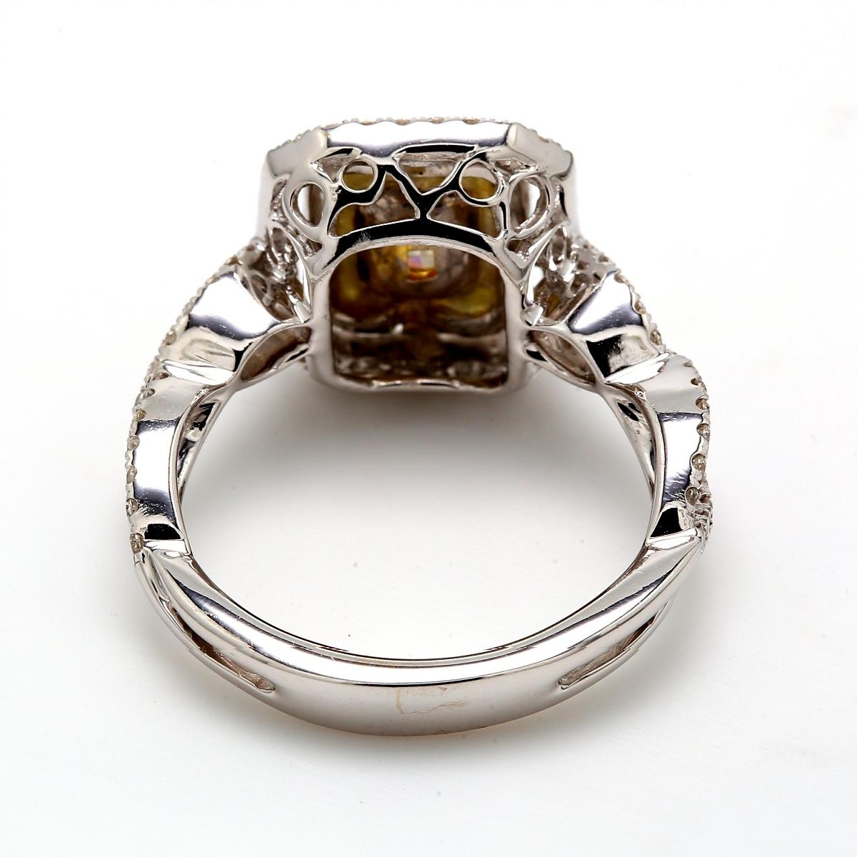 Bague double halo avec centre en diamant jaune très clair de taille radiant.  D1.65ct.t.w Neuf - En vente à Los Angeles, CA
