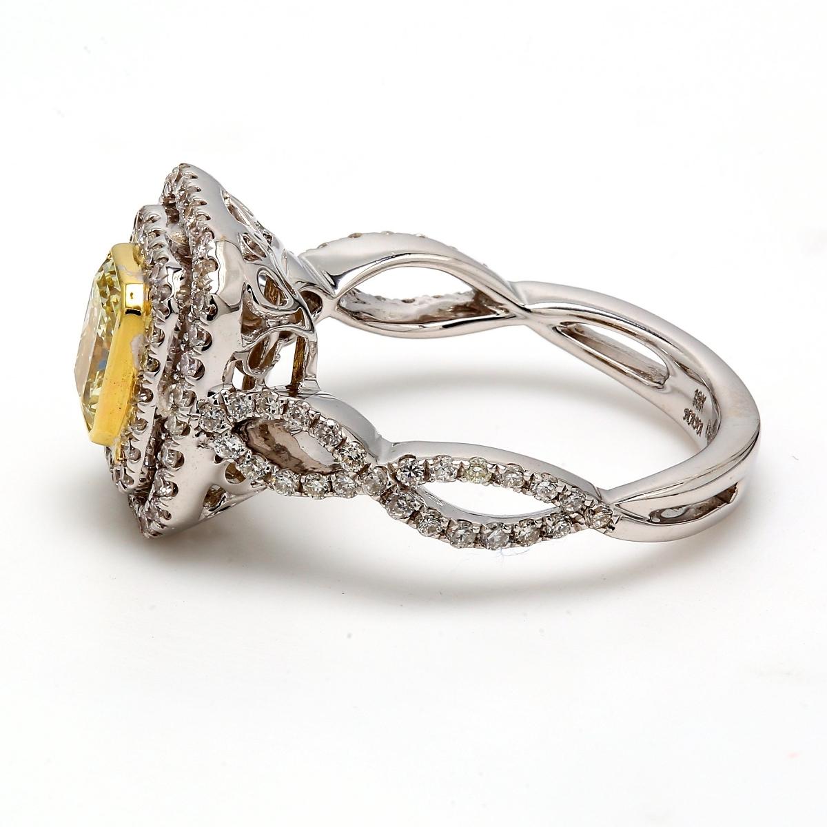 Bague double halo avec centre en diamant jaune très clair de taille radiant.  D1.65ct.t.w Pour femmes en vente