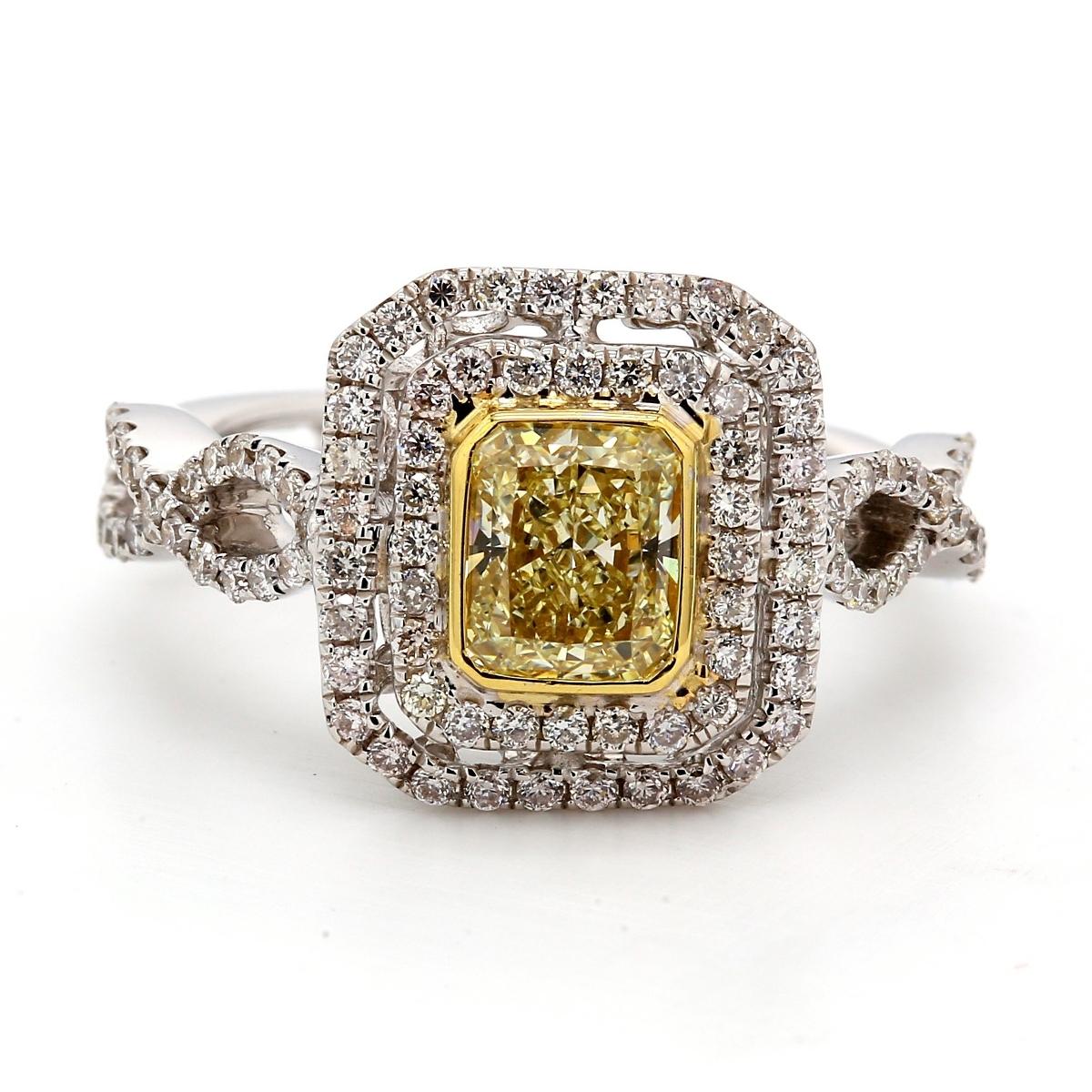 Bague double halo avec centre en diamant jaune très clair de taille radiant.  D1.65ct.t.w en vente 1