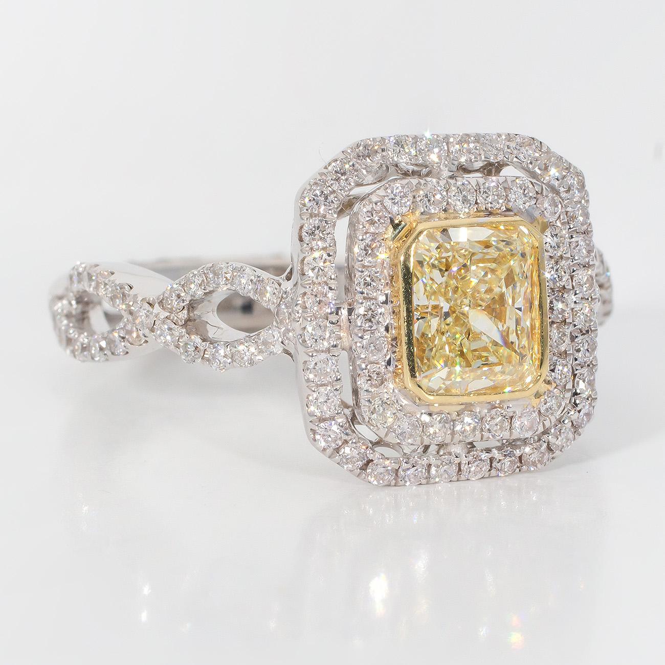 Bague double halo avec centre en diamant jaune très clair de taille radiant.  D1.65ct.t.w en vente 2