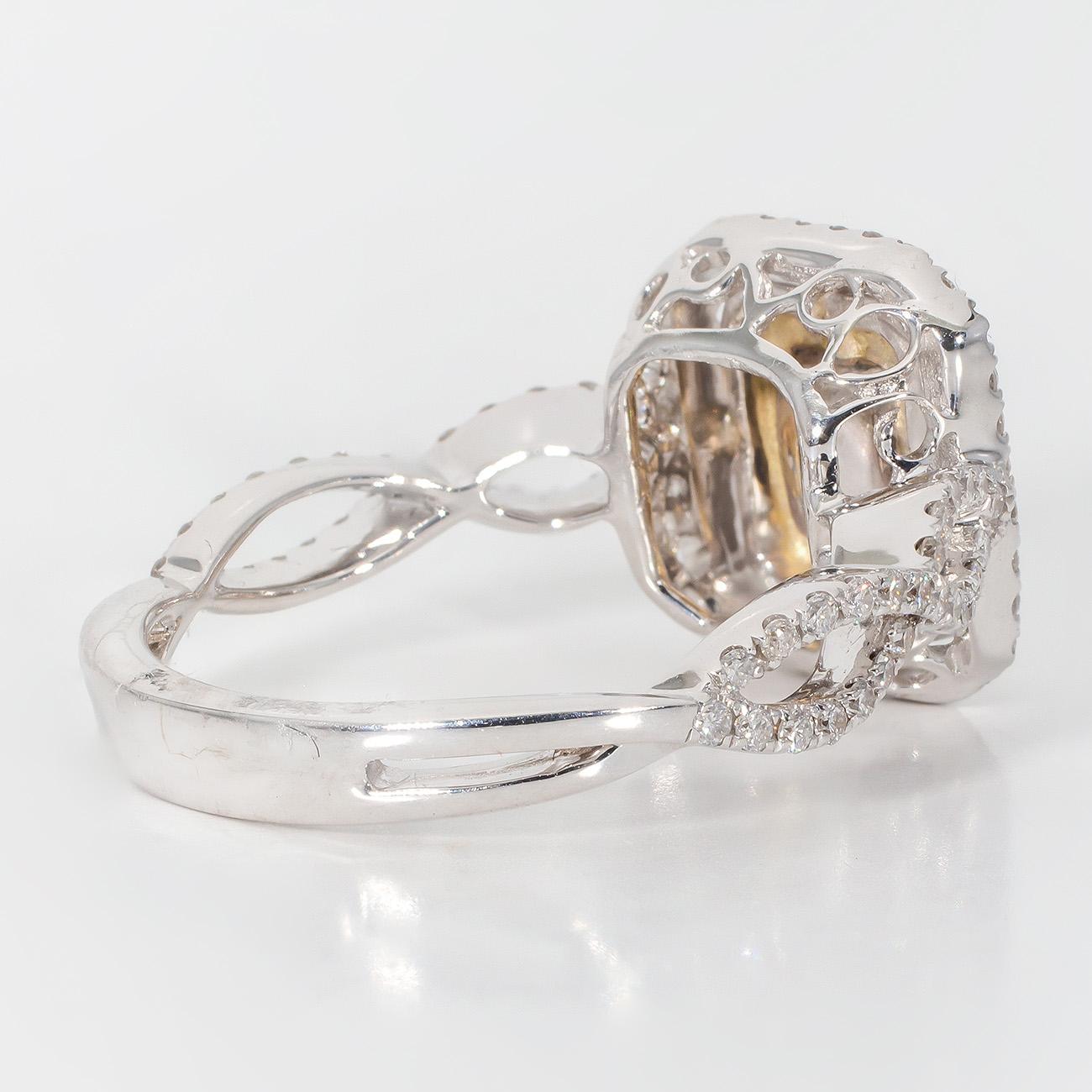Bague double halo avec centre en diamant jaune très clair de taille radiant.  D1.65ct.t.w en vente 3