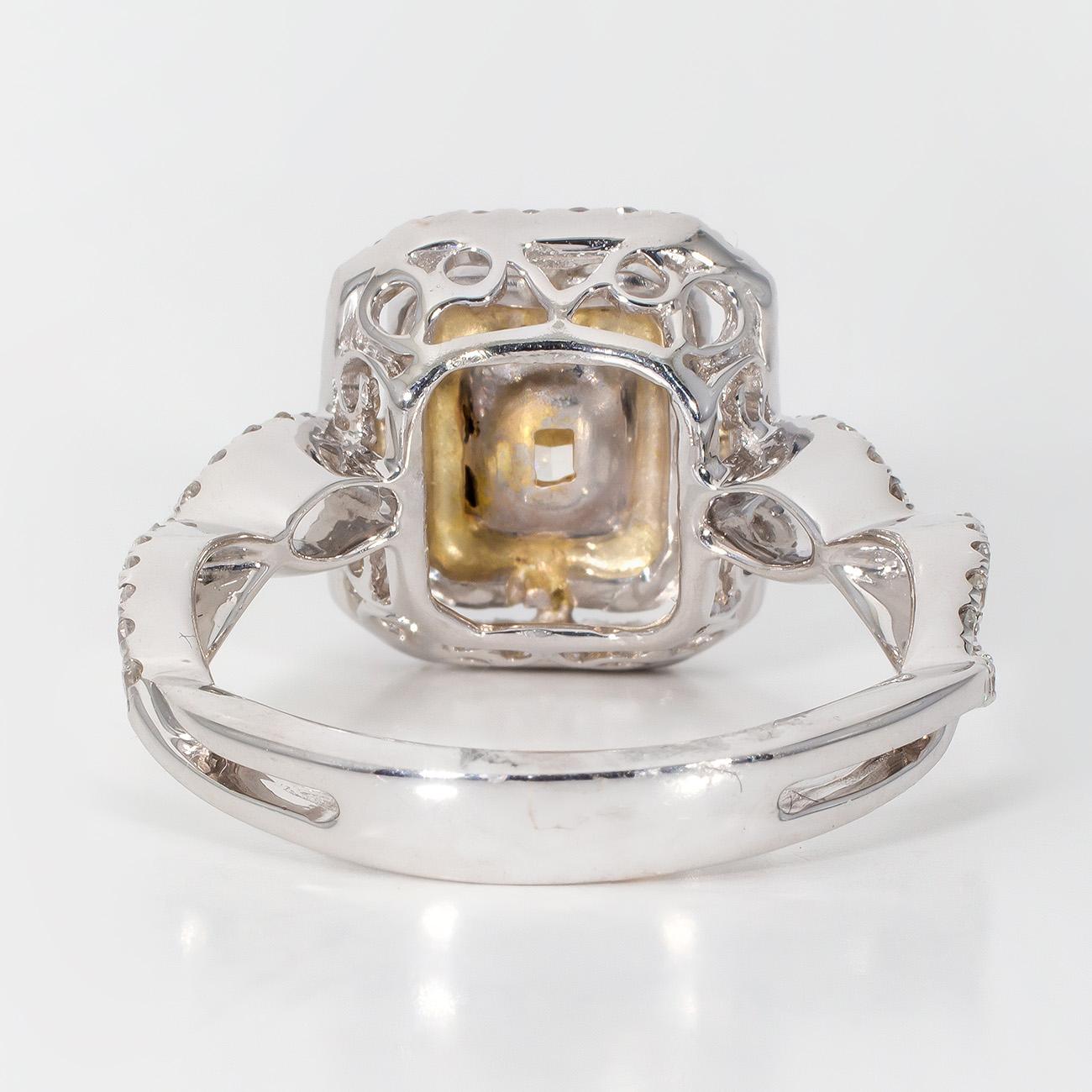 Bague double halo avec centre en diamant jaune très clair de taille radiant.  D1.65ct.t.w en vente 4