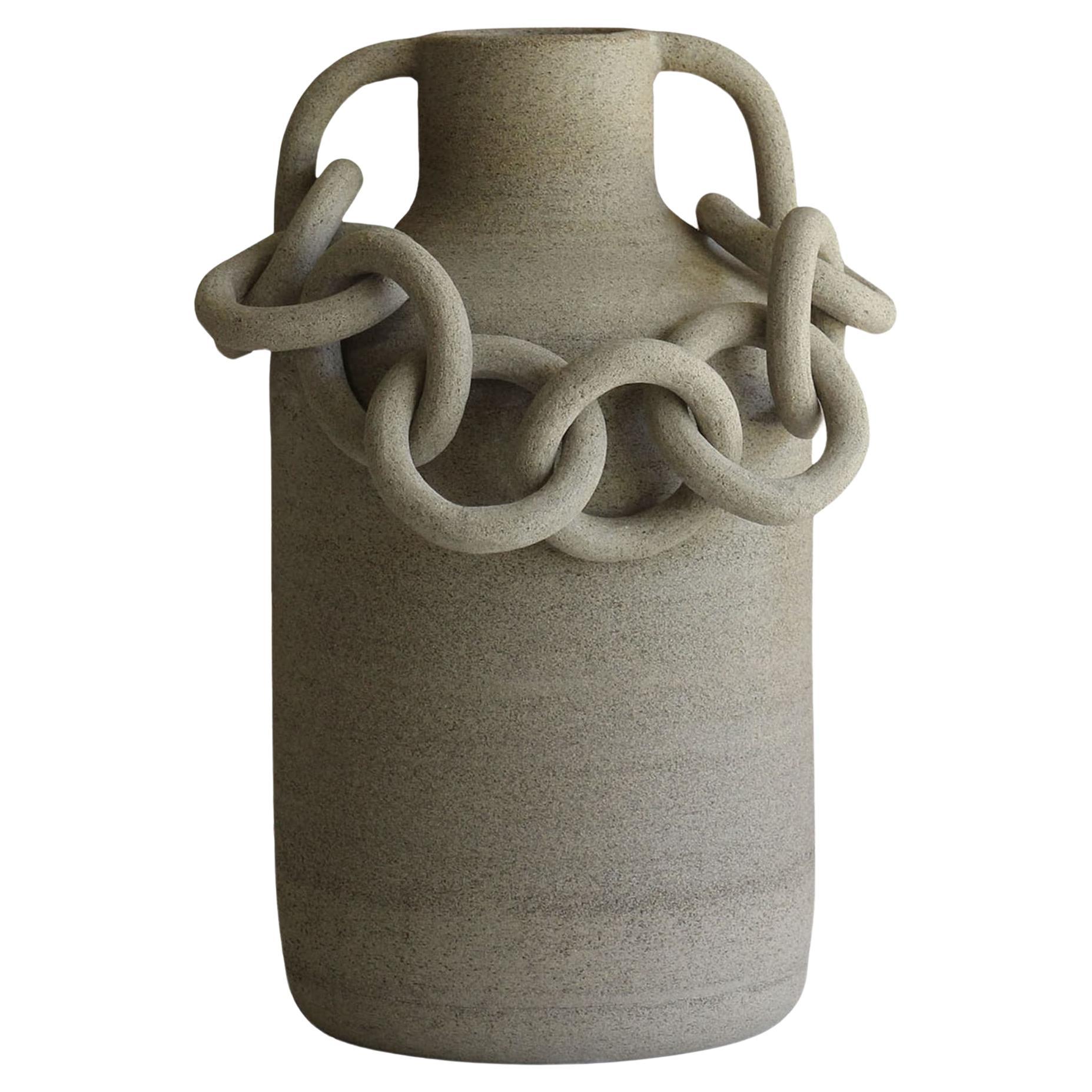 Dekorative Amphora aus Sand mit zwei Händen