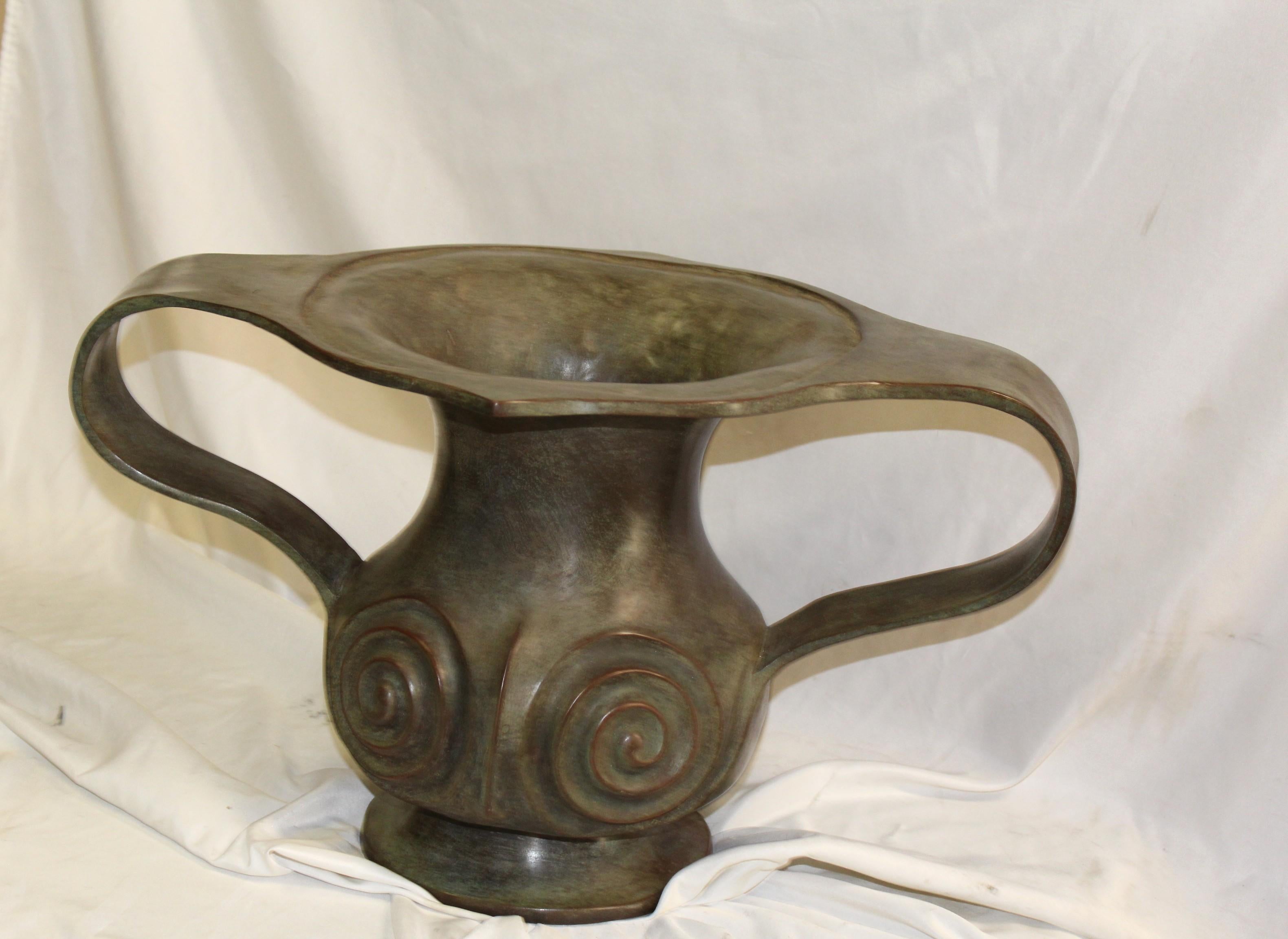 Vase d'un style rare de la période Edo au Japon.  Coulée en bronze à la cire perdue avec une patine verte unique. Plus grande taille avec 21