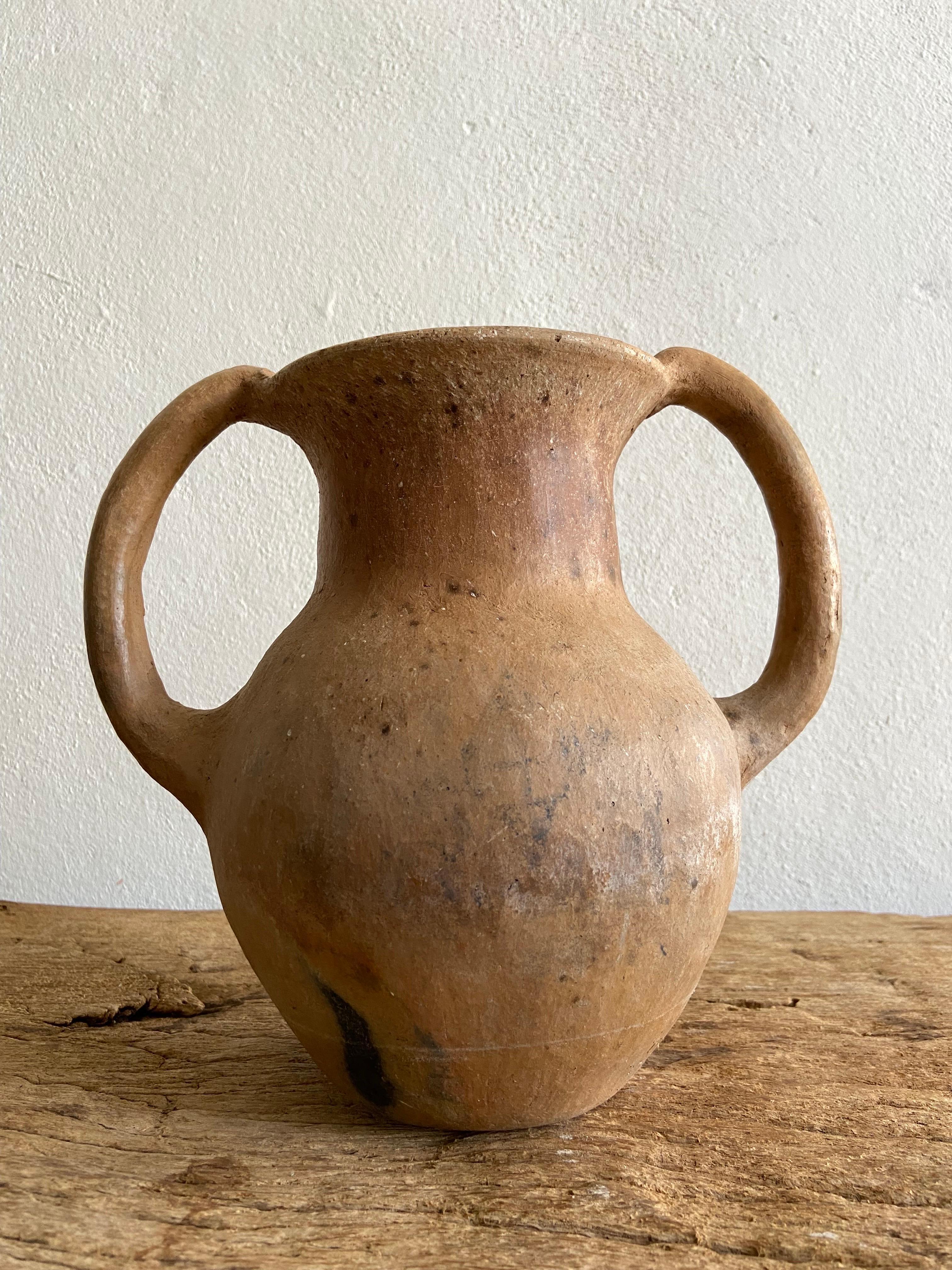 Double Handle Terracotta Vessel from Mexico, Circa Mid 20th Century In Fair Condition In San Miguel de Allende, Guanajuato