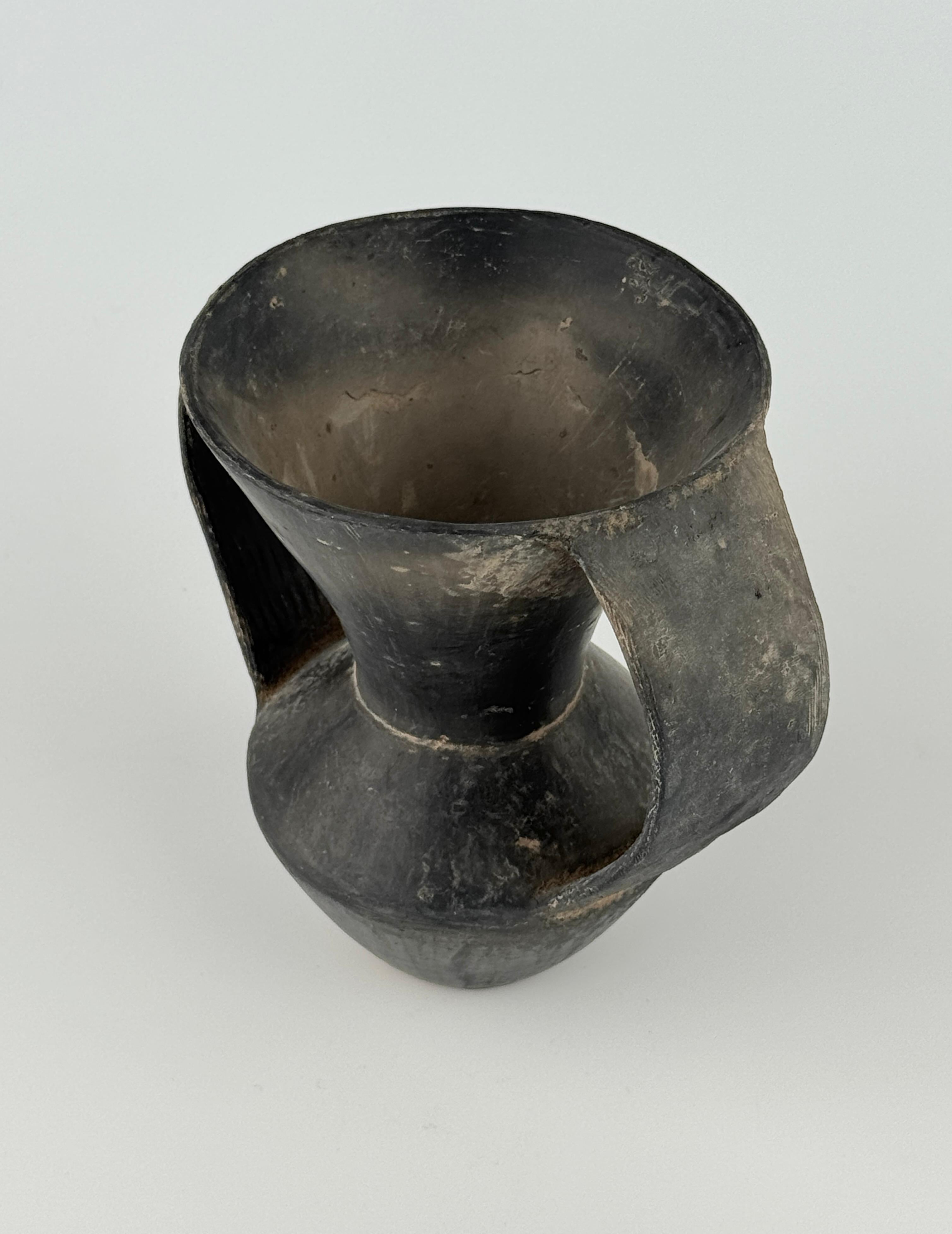 Schwarzes Keramikgefäß mit Doppelhenkel im Zustand „Gut“ im Angebot in seoul, KR