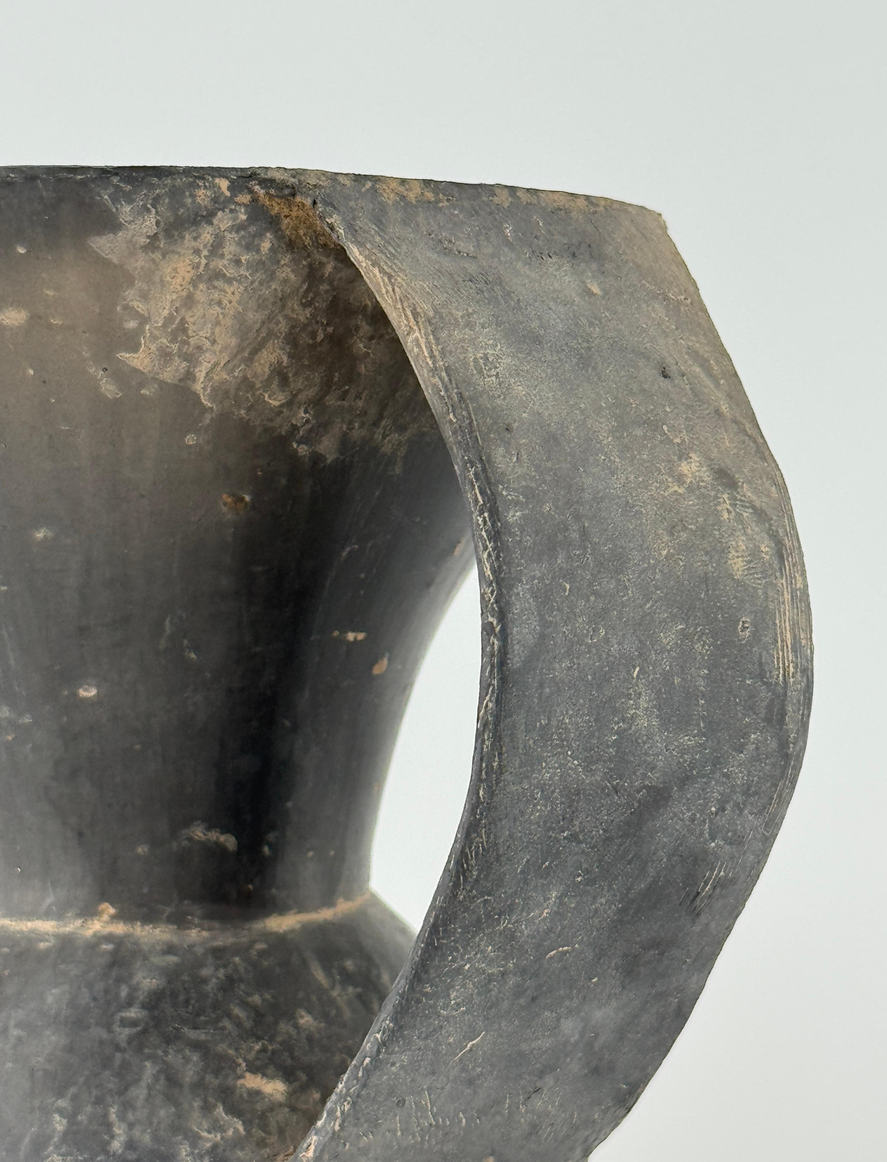 Schwarzes Keramikgefäß mit Doppelhenkel im Angebot 1