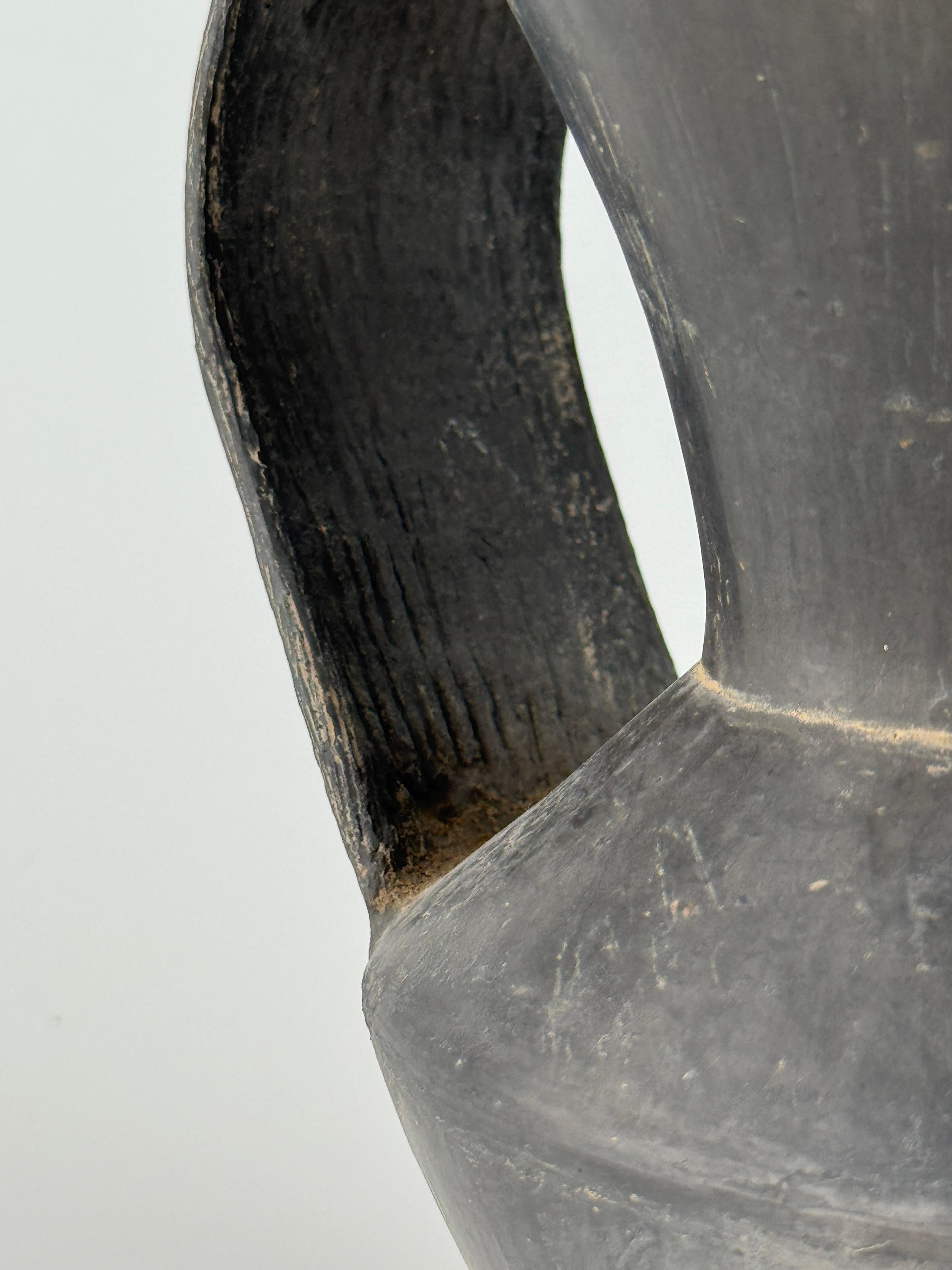 Schwarzes Keramikgefäß mit Doppelhenkel im Angebot 2