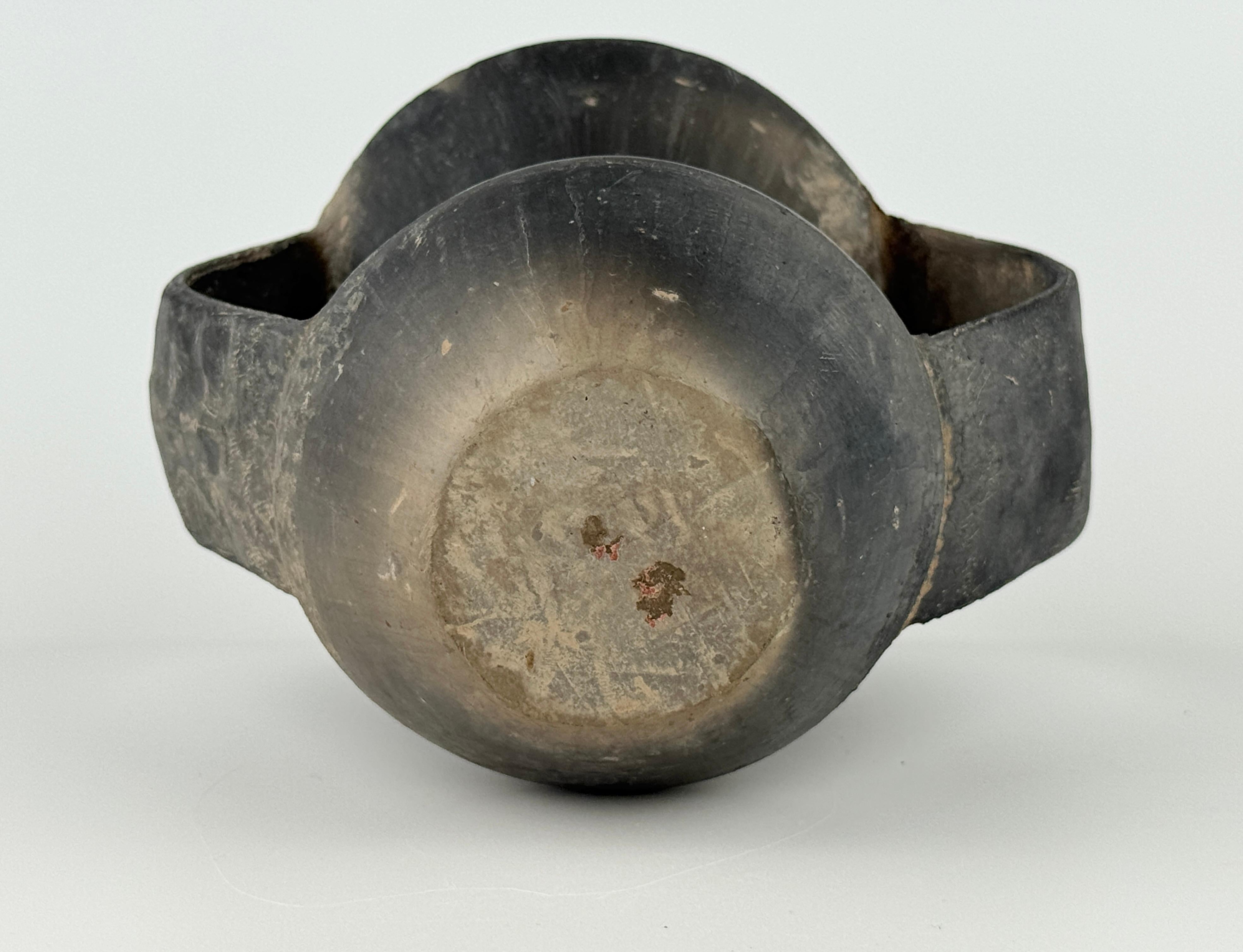 Schwarzes Keramikgefäß mit Doppelhenkel im Angebot 3