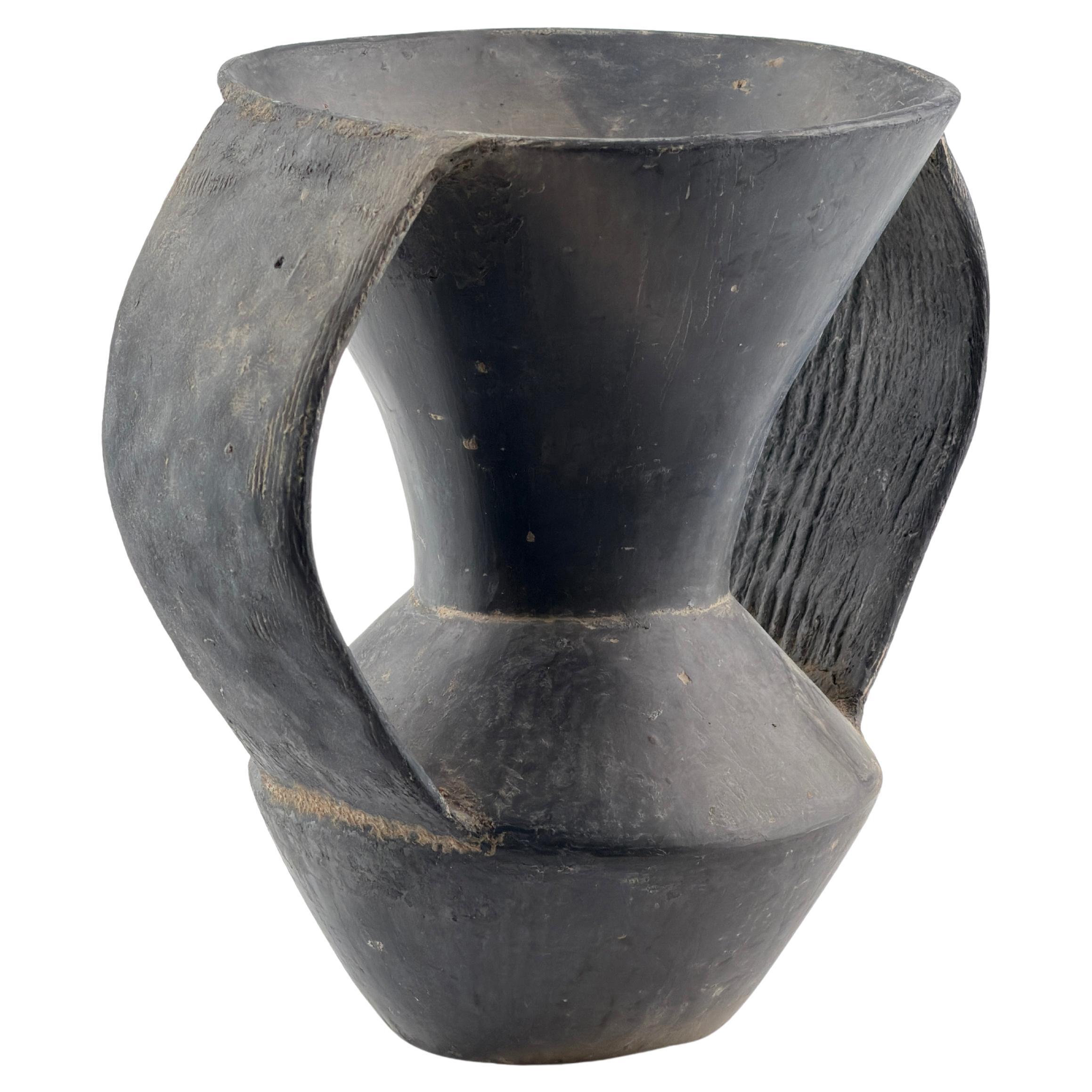 Schwarzes Keramikgefäß mit Doppelhenkel