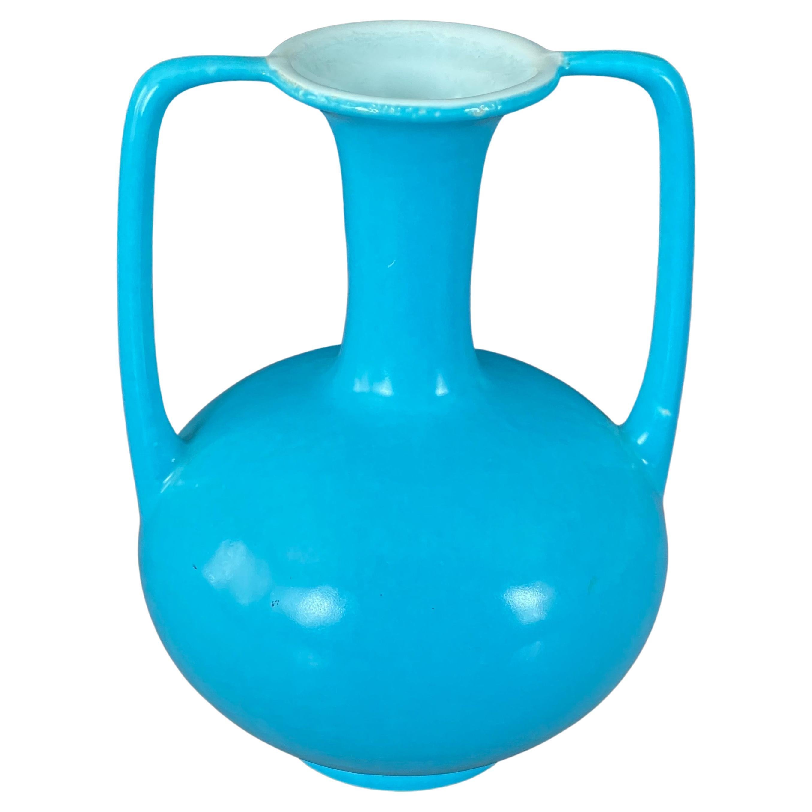 Eine sehr schöne Vase mit doppeltem Henkel aus kalifornischer Studio-Keramik von Catalina Pottery, ca. 1930er Jahre.  Großartiges Aussehen und Form dieses herrlichen rotkehlchenblauen und weißen Gefäßes.  Das Stück ist in sehr gutem Vintage-Zustand