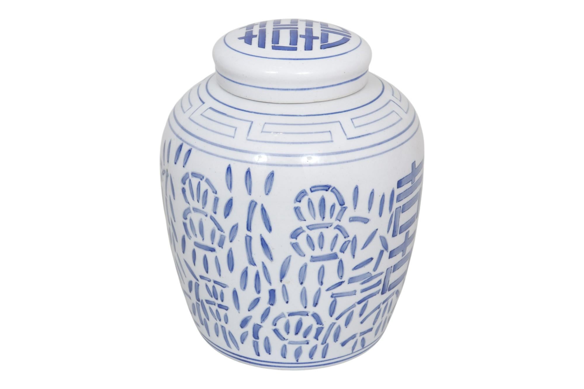 Un barattolo di zenzero cinese in ceramica bianca e blu con coperchio. Dipinto a mano con il simbolo della doppia felicità incorniciato da un motivo floreale in un audace blu cobalto. Con la dicitura 
