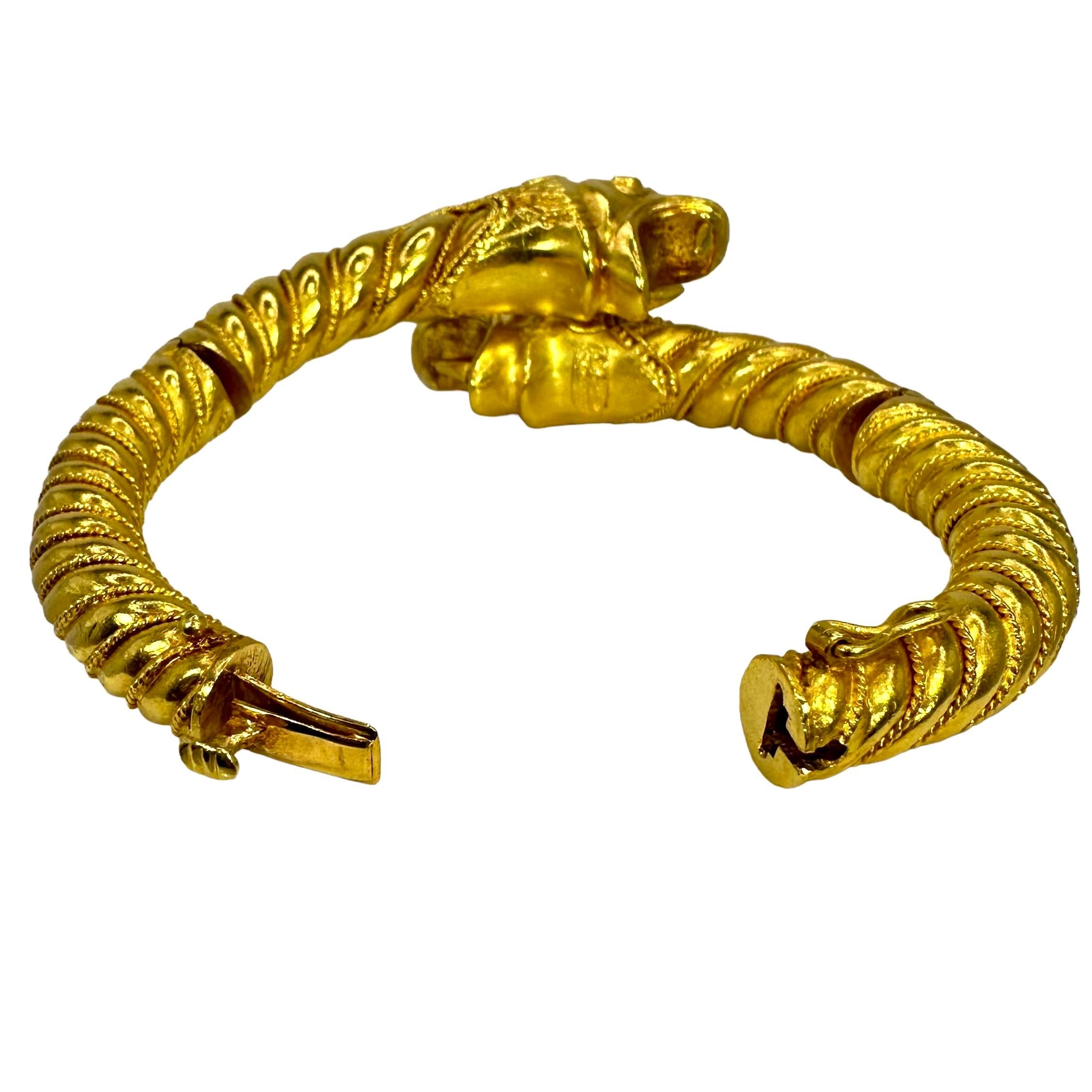 Bracelet manchette bypass créature mythique à double tête en or 22 carats de Lalaounis en vente 5