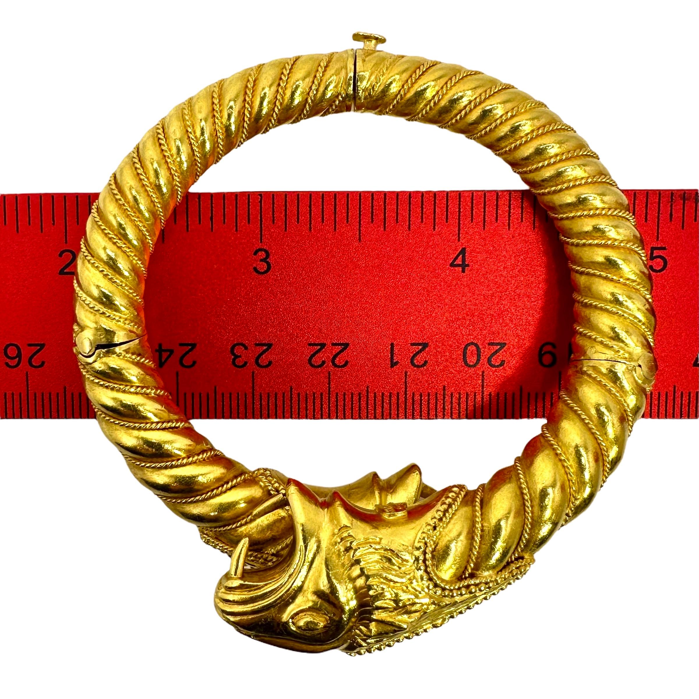 Bracelet manchette bypass créature mythique à double tête en or 22 carats de Lalaounis en vente 9