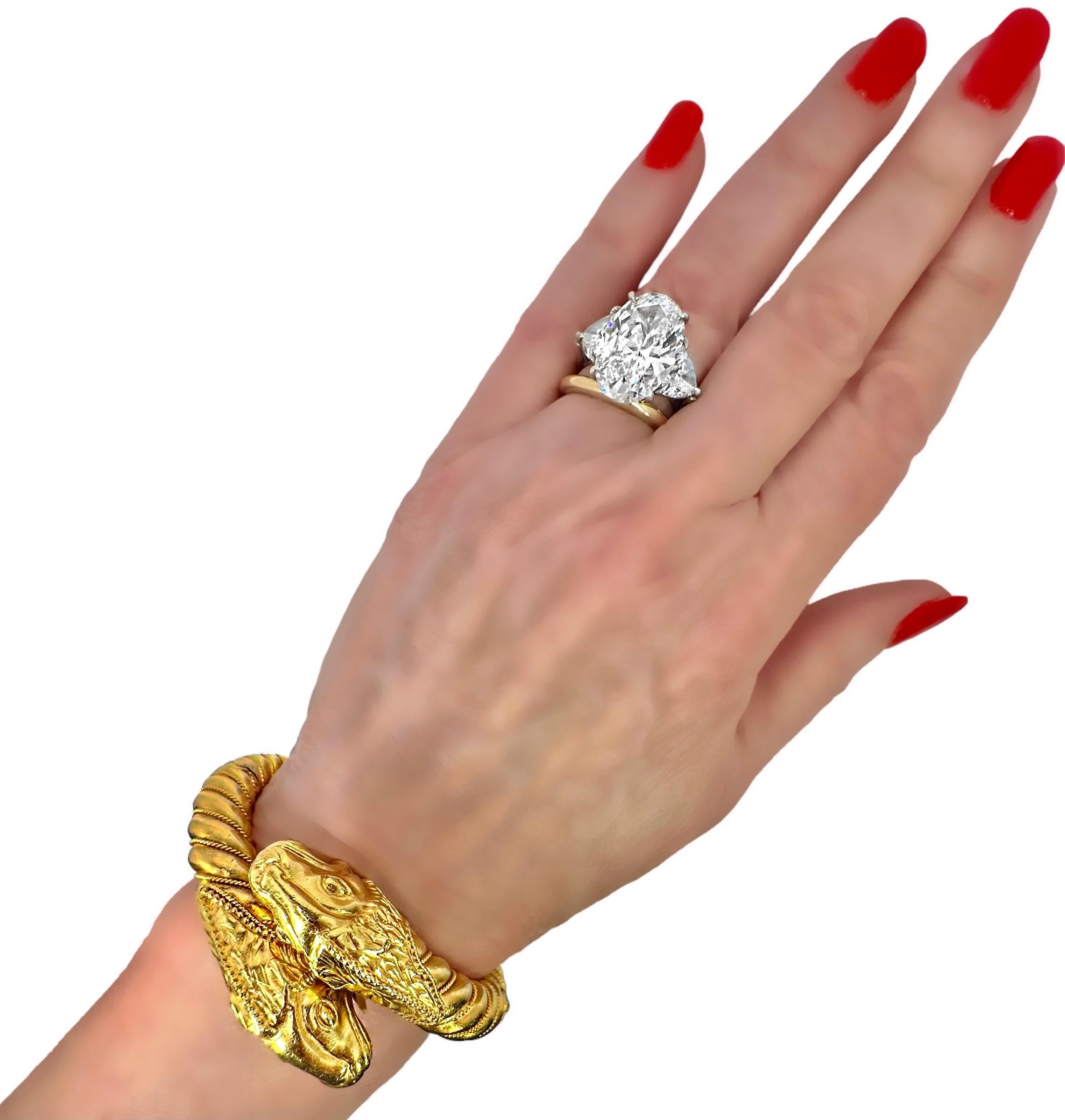 Bracelet manchette bypass créature mythique à double tête en or 22 carats de Lalaounis en vente 12