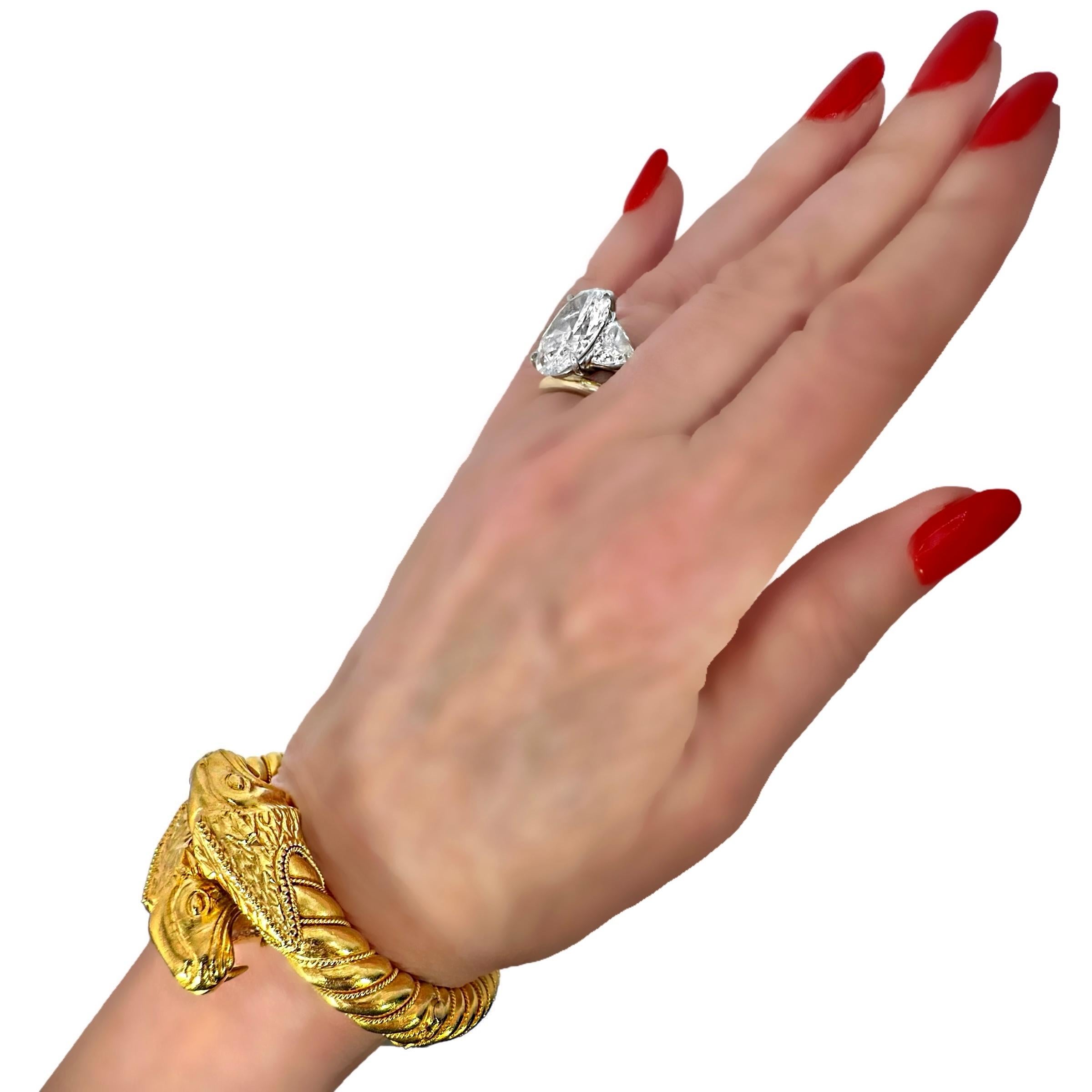Bracelet manchette bypass créature mythique à double tête en or 22 carats de Lalaounis en vente 13