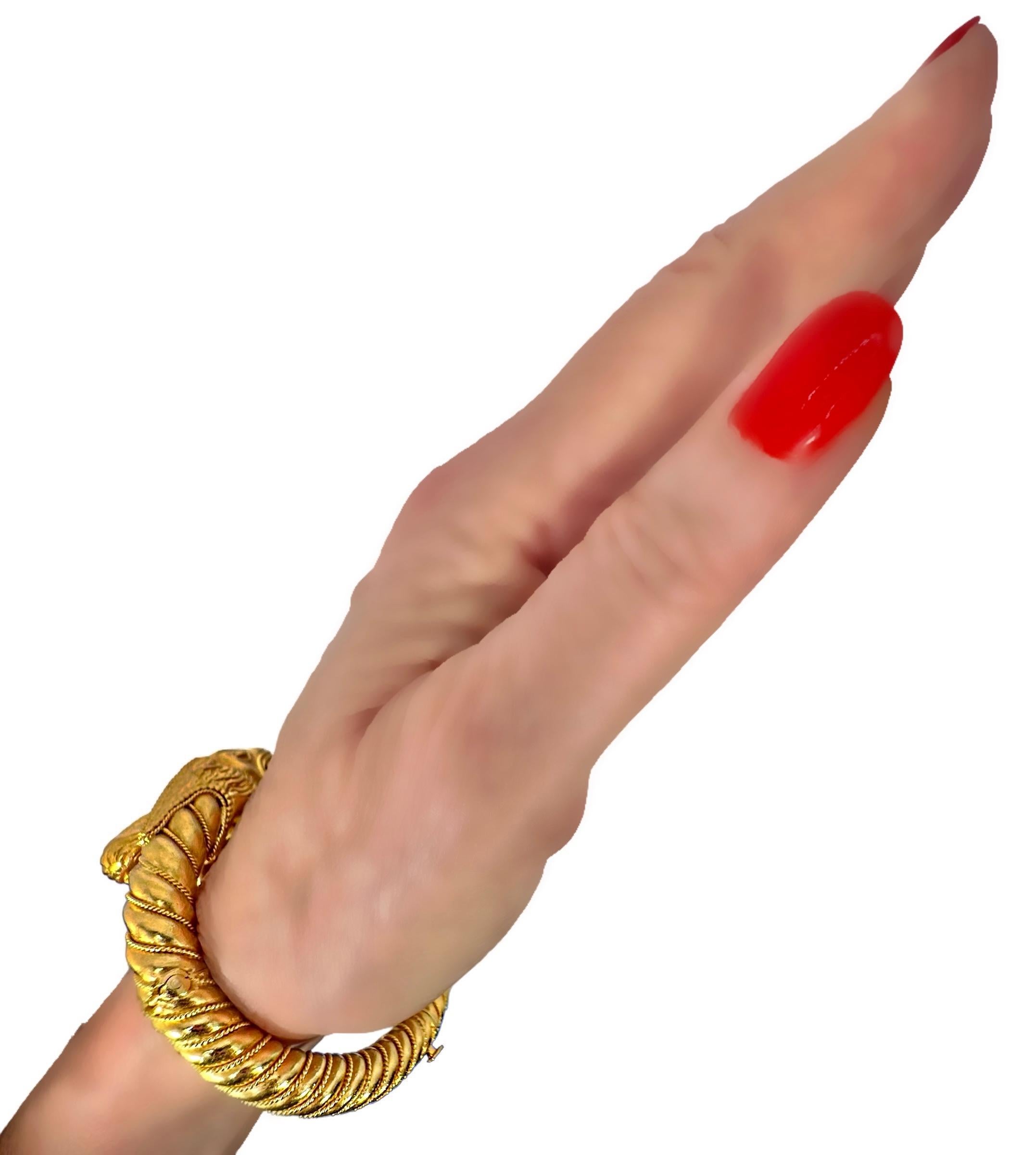 Bracelet manchette bypass créature mythique à double tête en or 22 carats de Lalaounis en vente 14