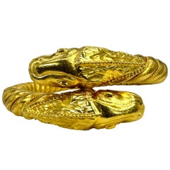 Pulsera brazalete de doble cabeza de criatura mítica en oro de 22 quilates by Lalaounis