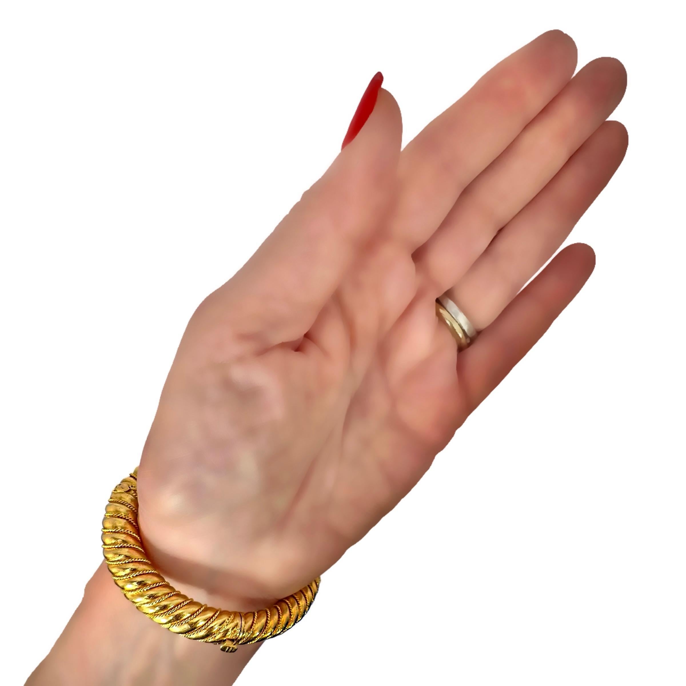 Bracelet manchette bypass créature mythique à double tête en or 22 carats de Lalaounis en vente 15