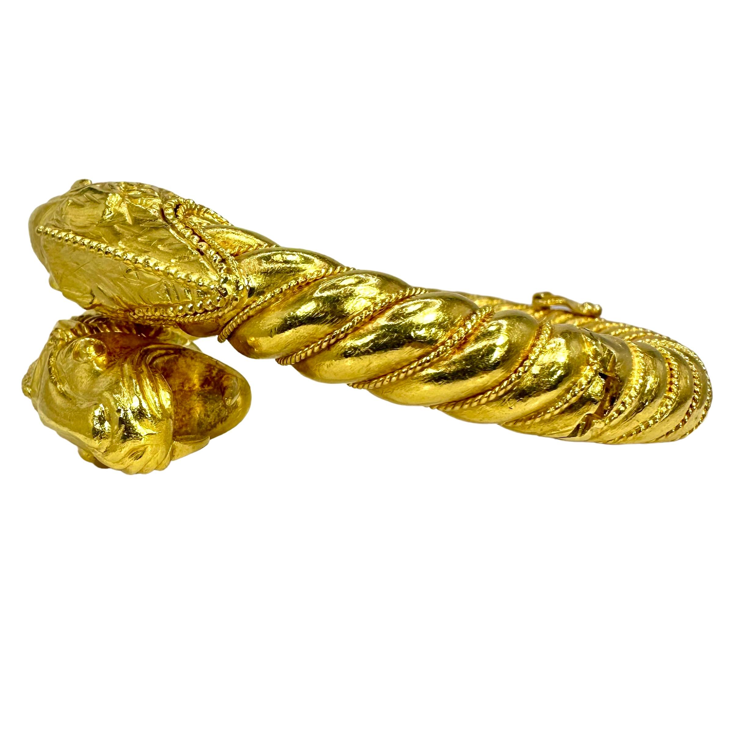 Bracelet manchette bypass créature mythique à double tête en or 22 carats de Lalaounis Bon état - En vente à Palm Beach, FL
