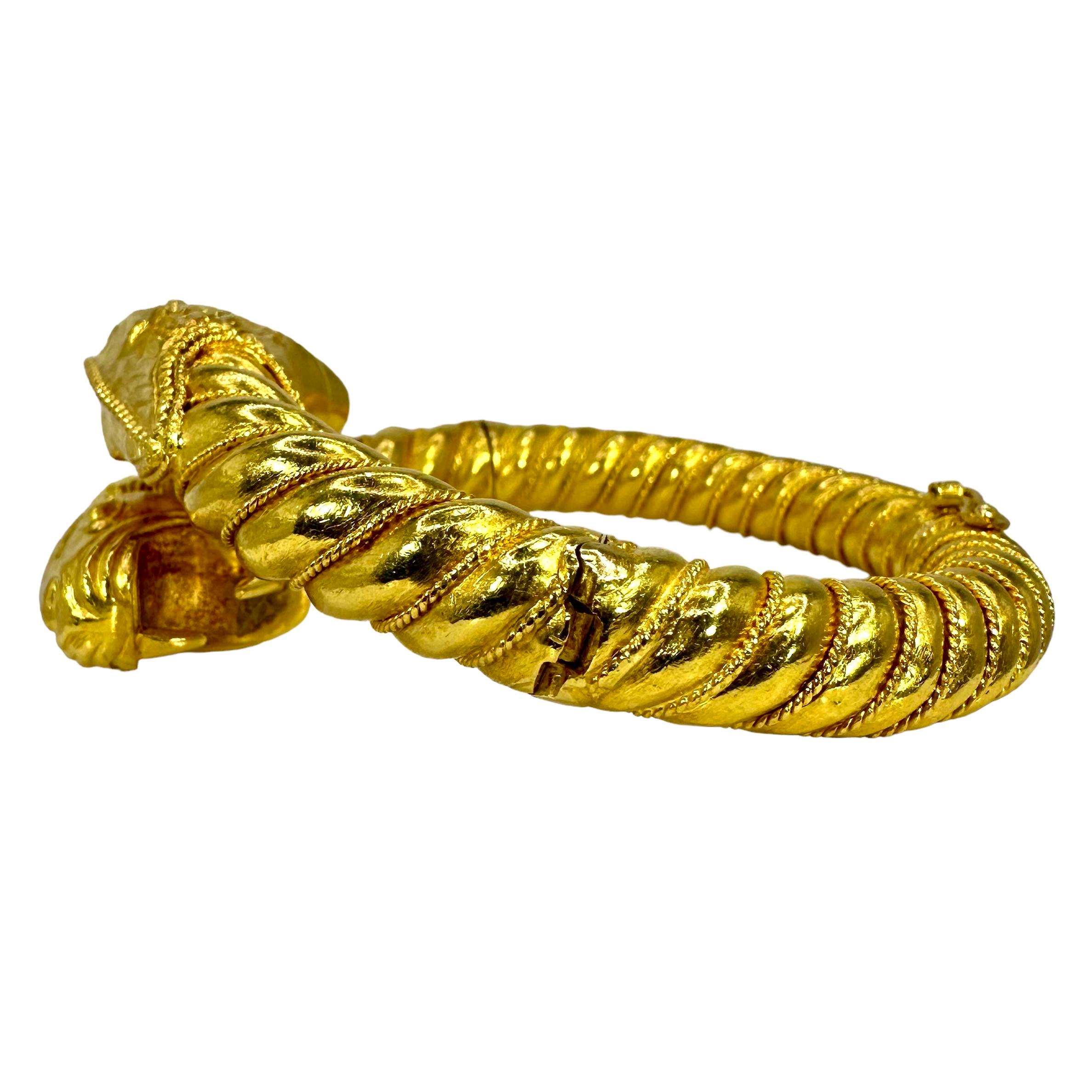 Bracelet manchette bypass créature mythique à double tête en or 22 carats de Lalaounis Unisexe en vente