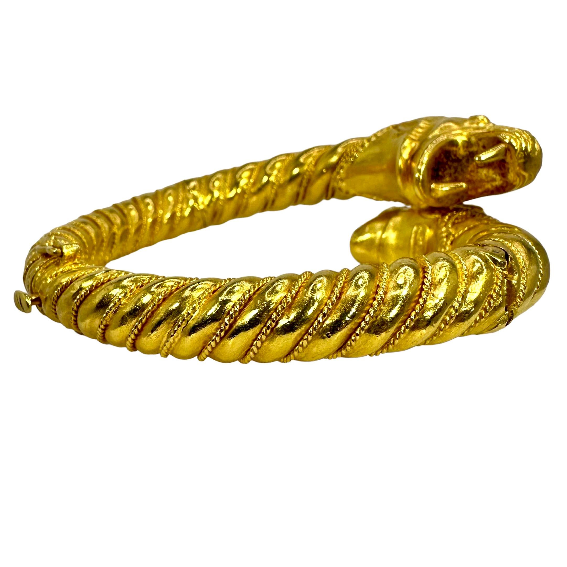 Bracelet manchette bypass créature mythique à double tête en or 22 carats de Lalaounis en vente 2