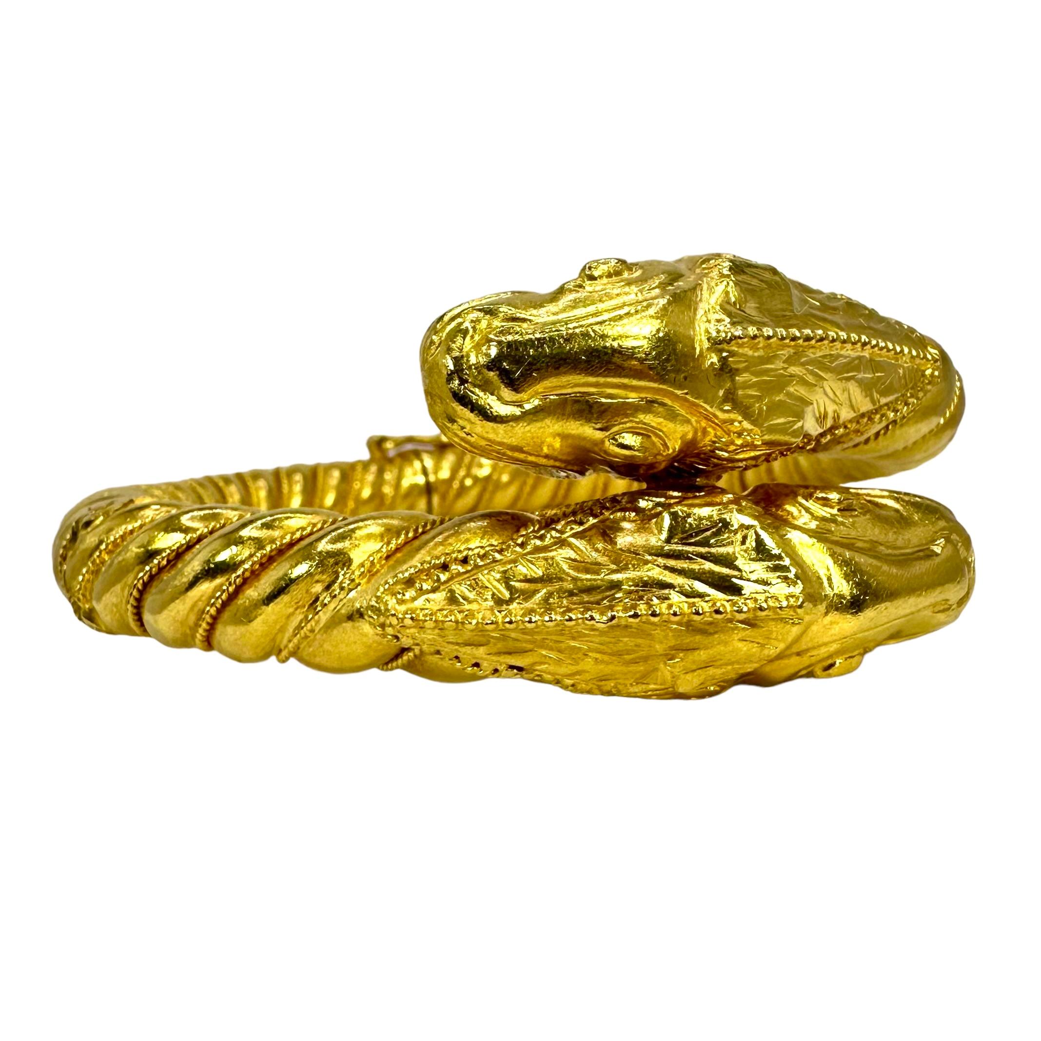 Bracelet manchette bypass créature mythique à double tête en or 22 carats de Lalaounis en vente 4
