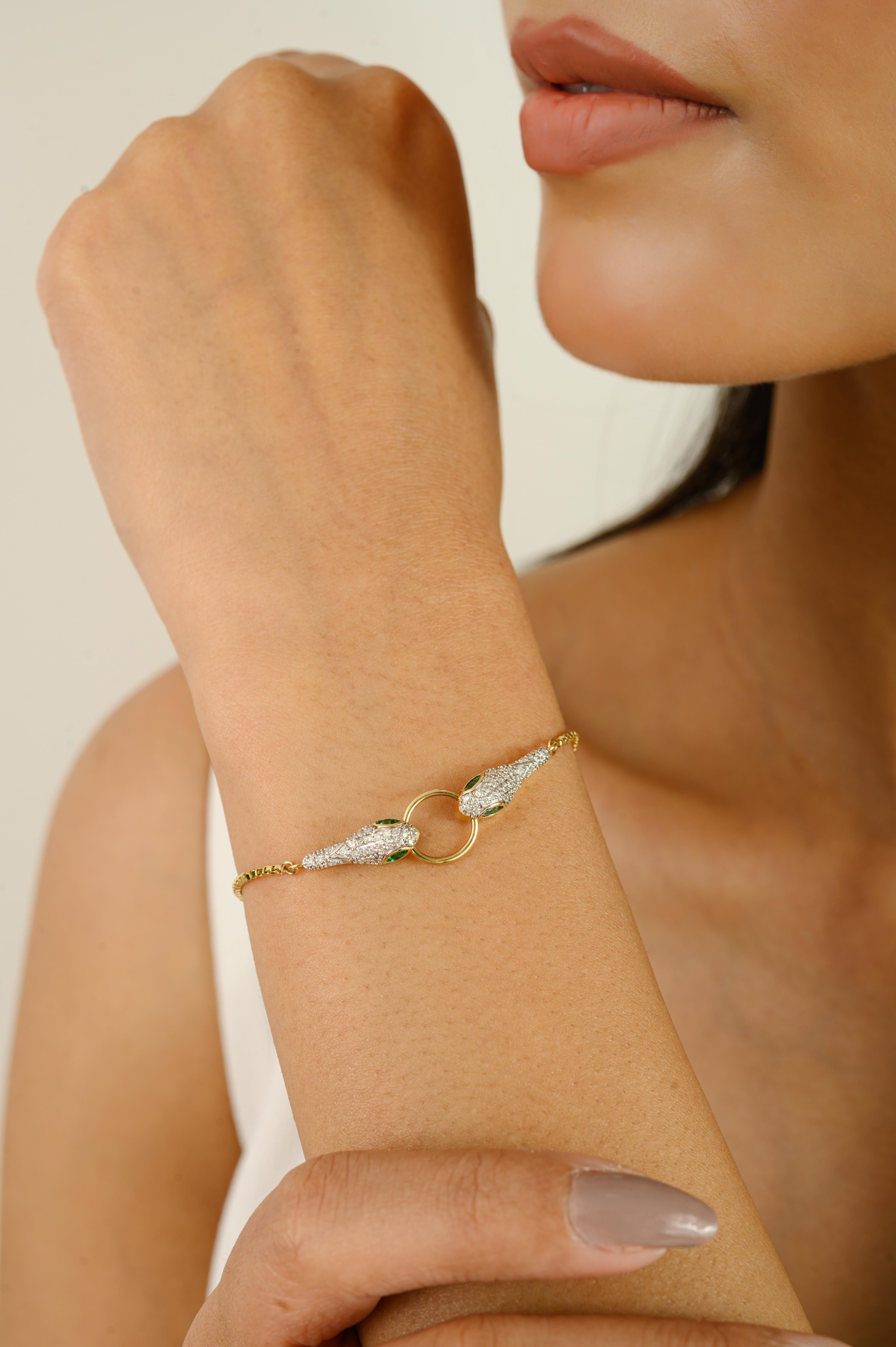 Symbole frappant d'élégance et de force, ce bracelet artisanal en or jaune 18 carats présente un motif captivant de têtes de serpent jumelles. Les têtes sont ornées de diamants scintillants totalisant 0,31 carat, ajoutant brillance et texture au