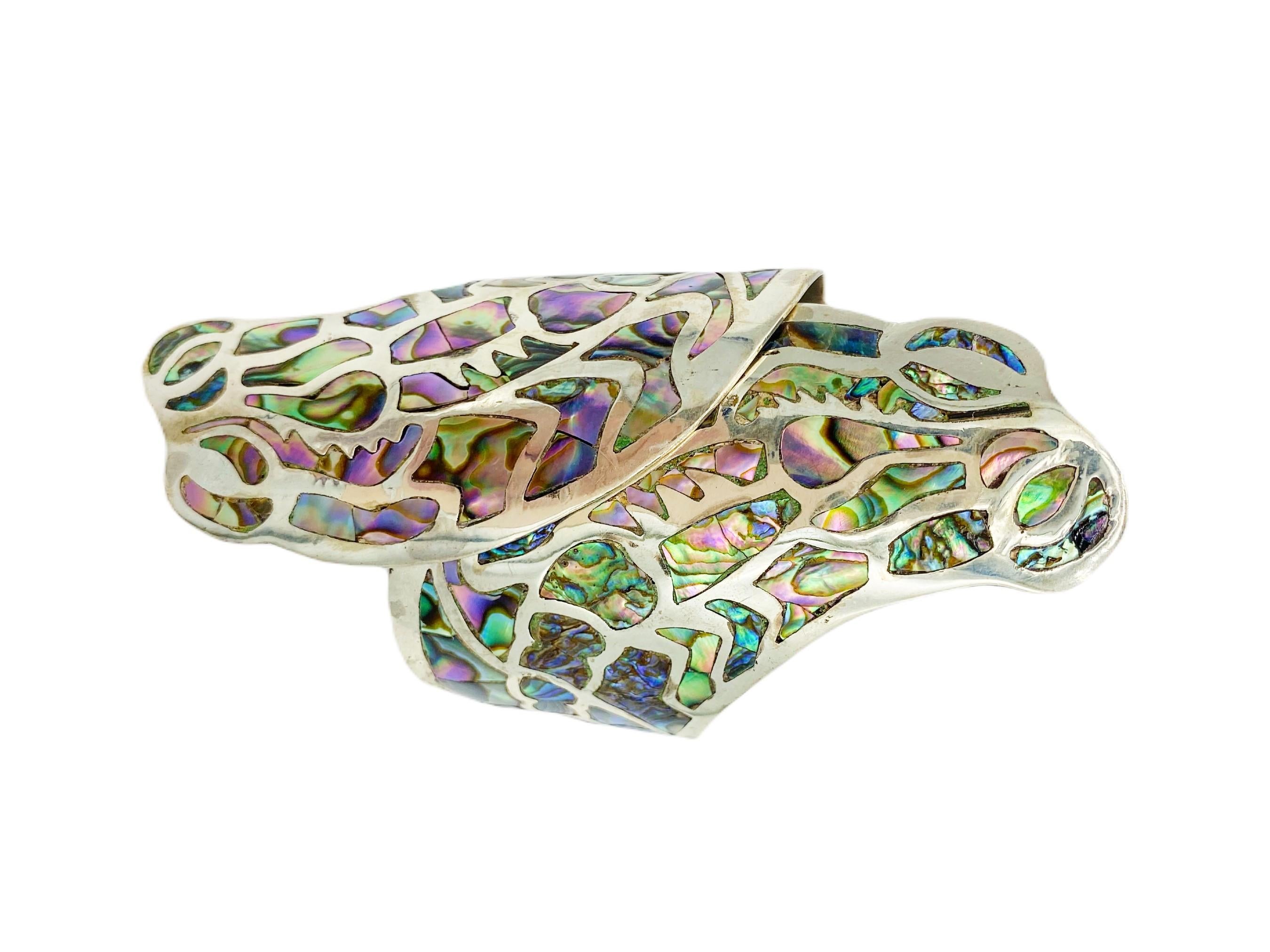 Dieses Armband ist, in einem Wort, fabelhaft. Das Design ist brillant, mit schillernden Abalonen, die in Sterlingsilber eingelegt sind und das Aussehen von Schlangenschuppen imitieren. Jedes Ende des Armbands wickelt sich um Ihr Handgelenk und