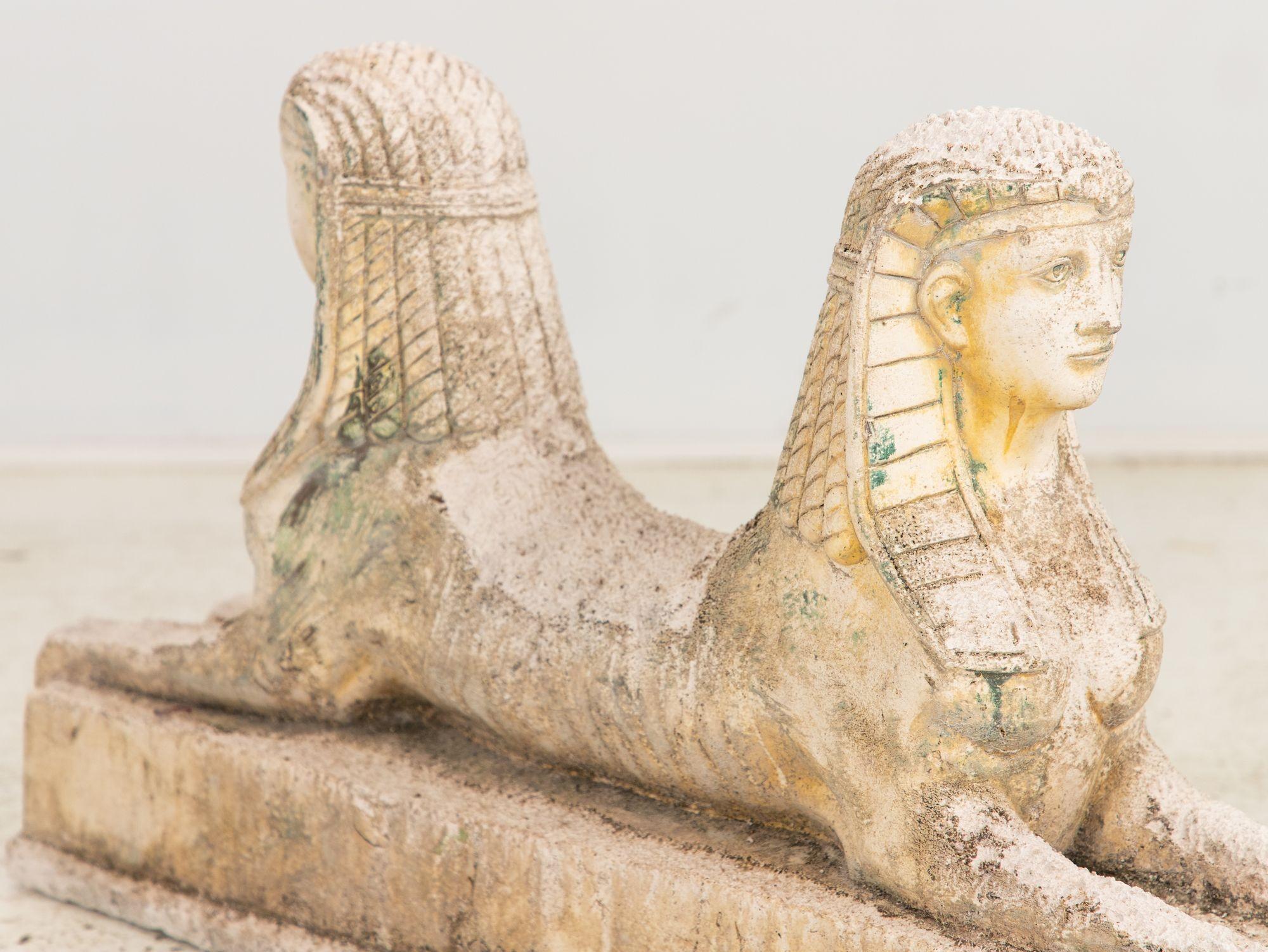 Diese doppelseitige, griechisch inspirierte Sphinx, die Mitte des 20. Jahrhunderts in England im georgianischen Stil hergestellt wurde, ist eine bemerkenswerte Darstellung des Reizes der Grand Tour. Die detailgetreu gegossene Figur zeigt mit ihren