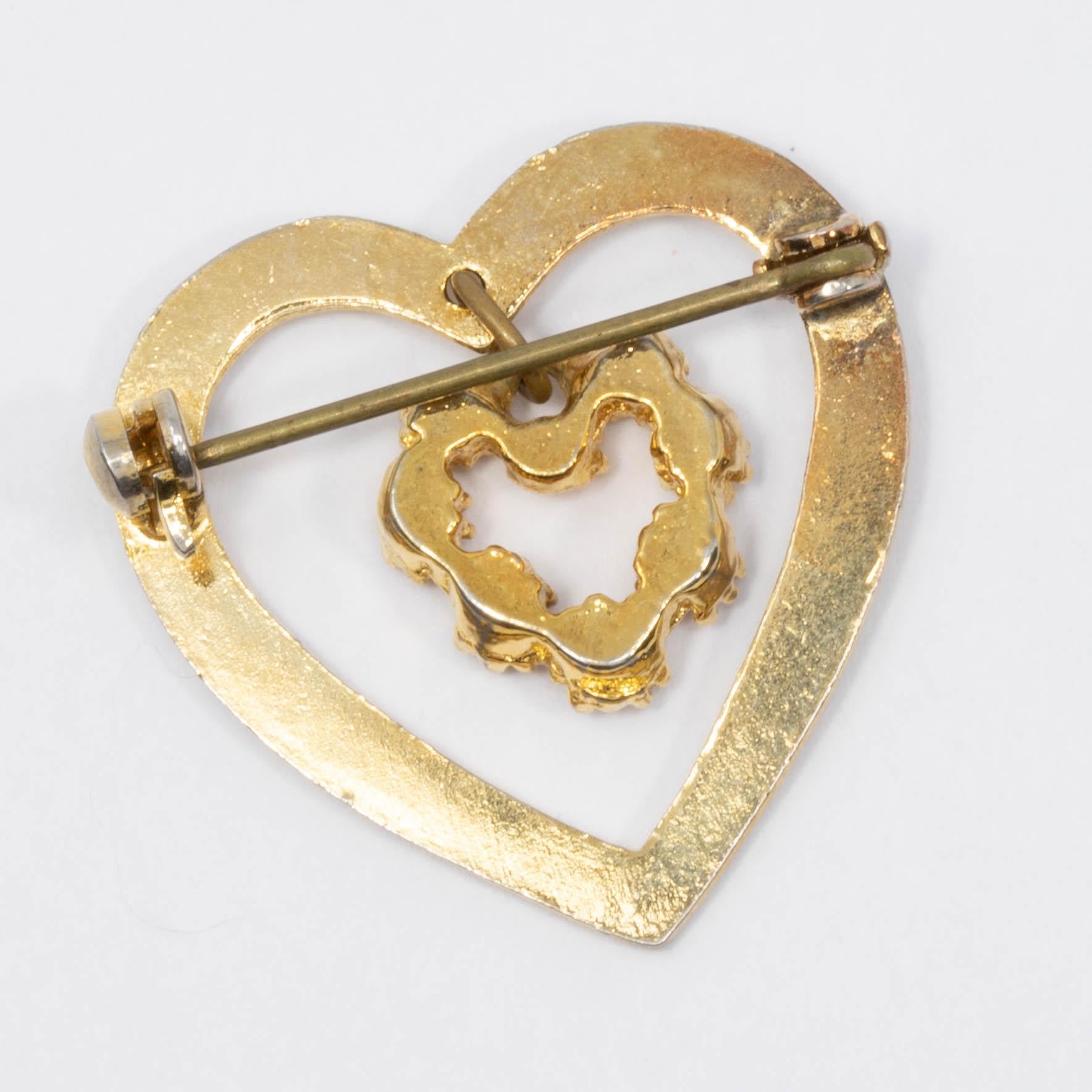 Double Heart Charm Dangling Crystal Pin Brooch in Gold, Mid 1900s In Good Condition For Sale In Milford, DE