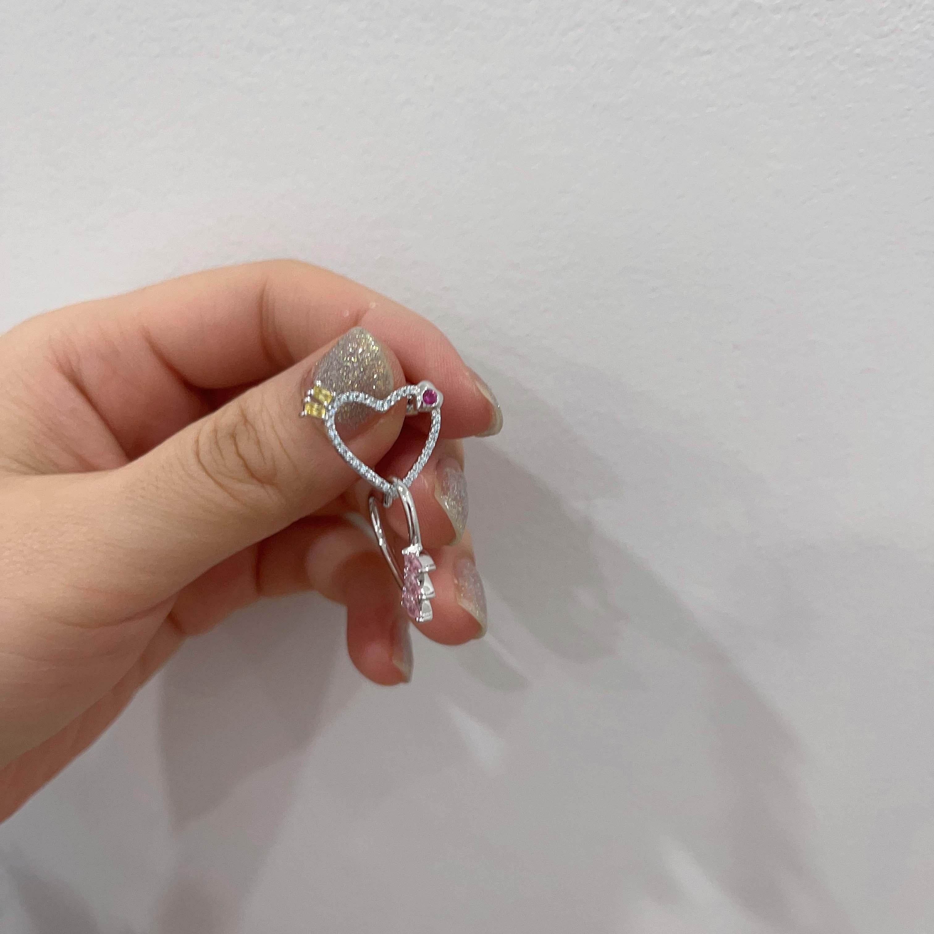 Two small heart loops.

COMPOSITION: STERLING SILVER/ CUBIC ZIRCONIA/ MOON STONE

COLOR: WHITE/PINK/YELLOW/BLUE
DIMENSIONS: 25MM X 20MM   
SOLD AS PAIRS