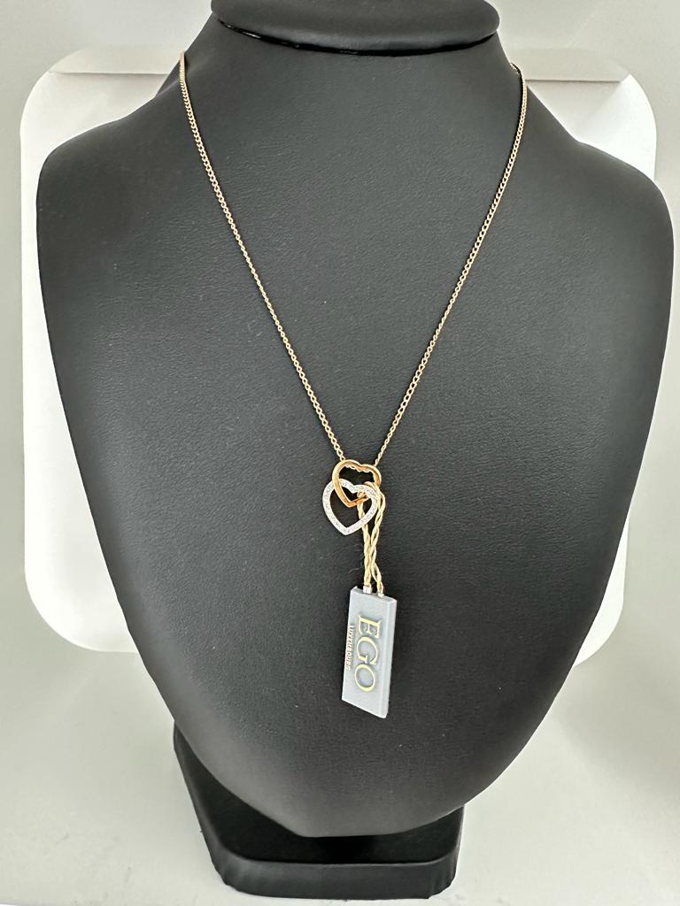 Pendentif double cœur avec chaîne en or jaune et blanc avec diamants en vente 1