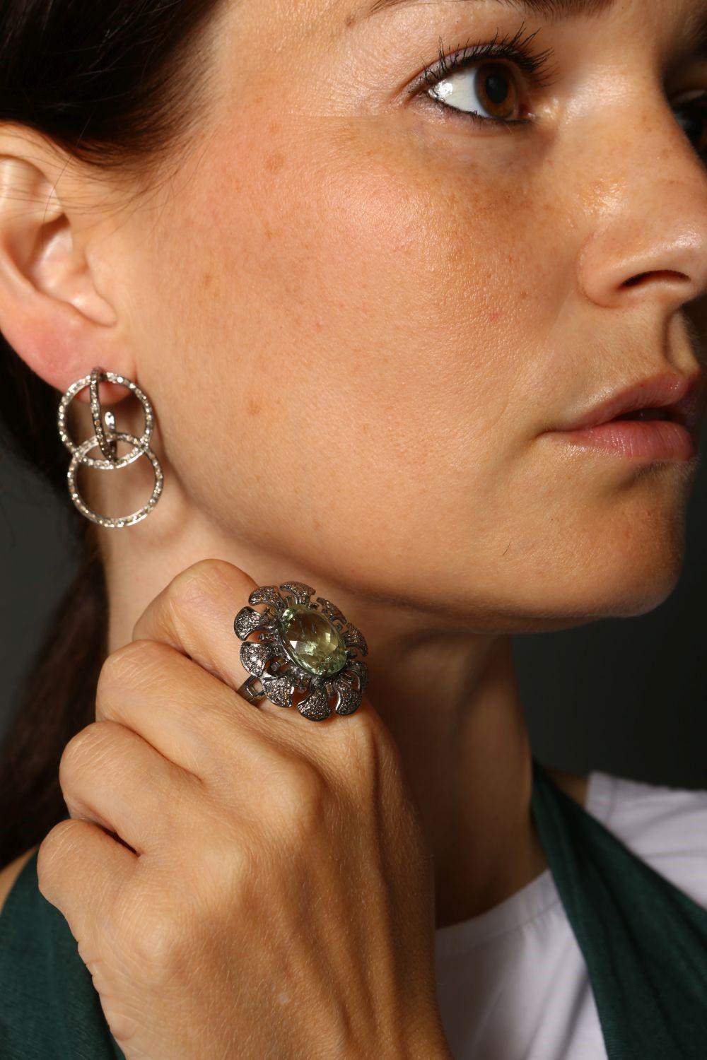 Boucles d'oreilles à double cerclage de diamants Neuf - En vente à London, W1U 2JG