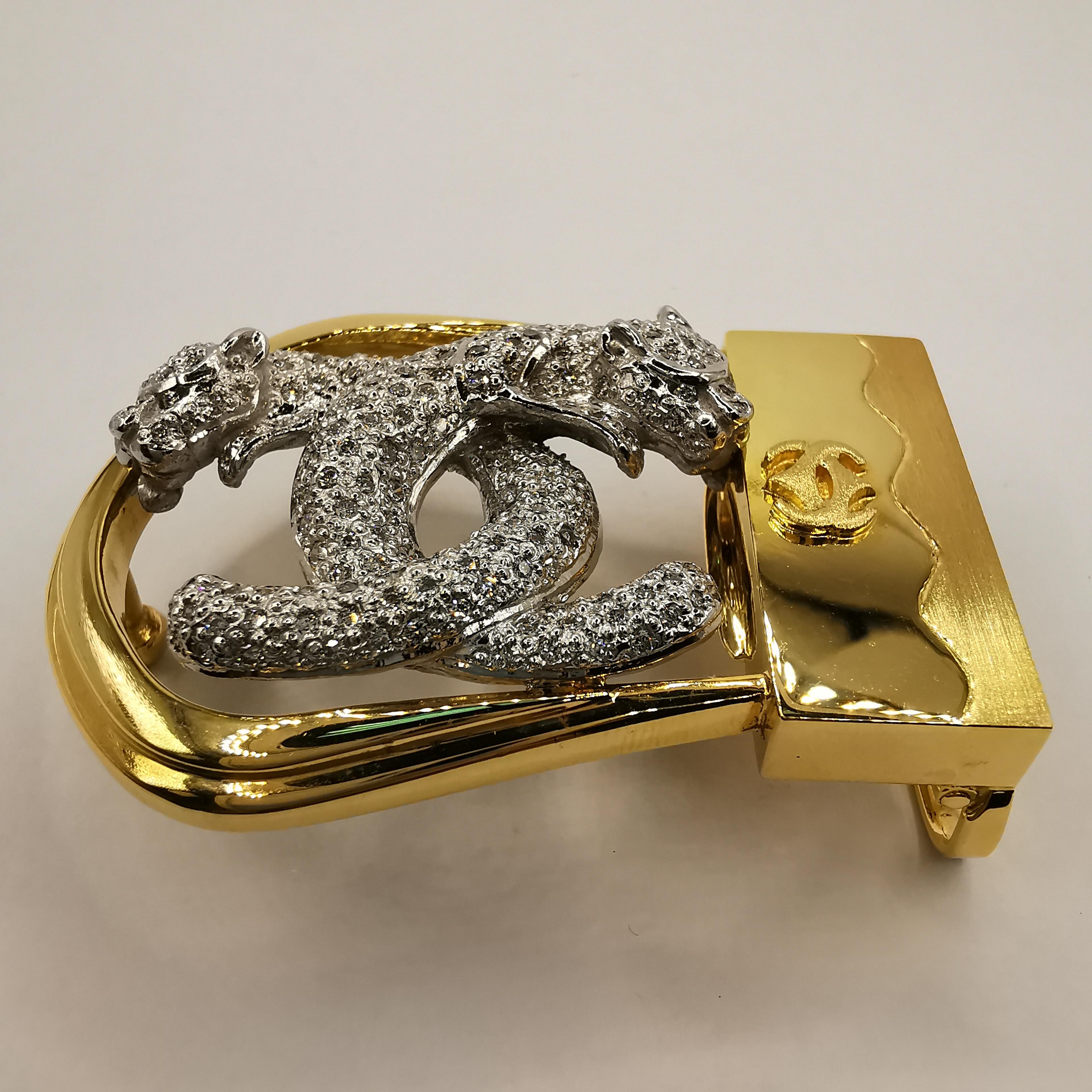 Verleihen Sie Ihrem Stil einen Hauch von Luxus und Glamour mit dieser 3 cm langen Double Jaguar Gürtelschnalle mit 1,74 Karat Diamanten aus 18 K Gelb- und Weißgold. Diese sorgfältig aus hochwertigem 18-karätigem Gelb- und Weißgold gefertigte
