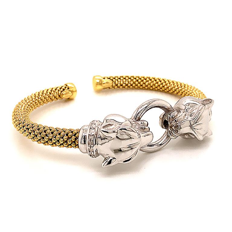 Dieses Armband besteht aus zwei Jaguarköpfen an gegenüberliegenden Enden, die in einen Ring aus 14-karätigem Weißgold beißen. Das Armband ist zweifarbig mit dem Körper des Armbandes in 14k Gelbgold mit einem flexiblen Perlen-Design. Das Armband ist