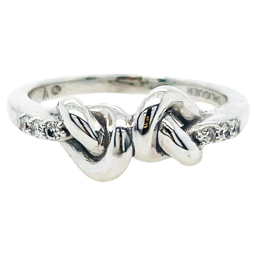 Double knot band in 18ct white gold with diamonds 