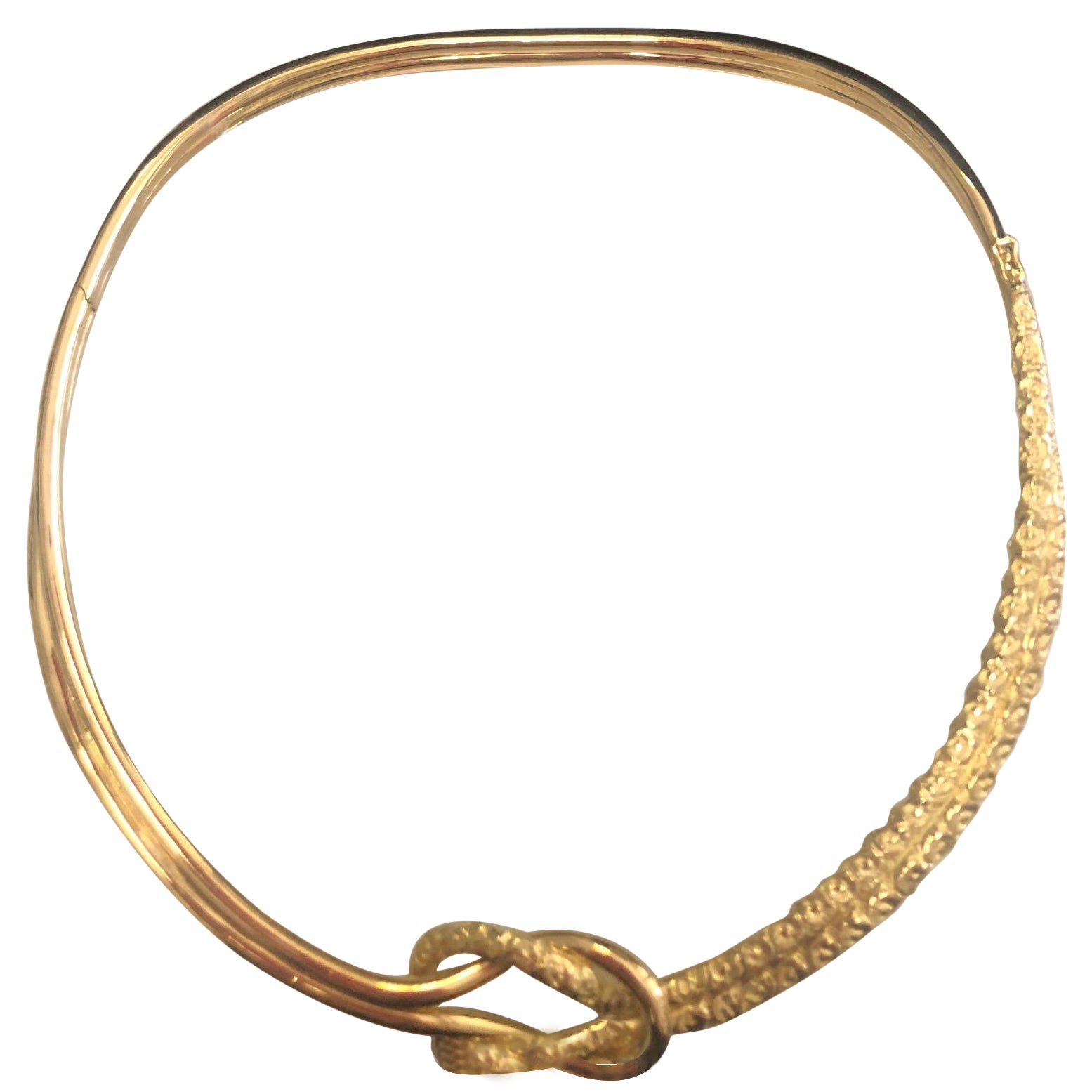 Collar Doble Nudo Cincelado en Oro Amarillo de 18 Kilates