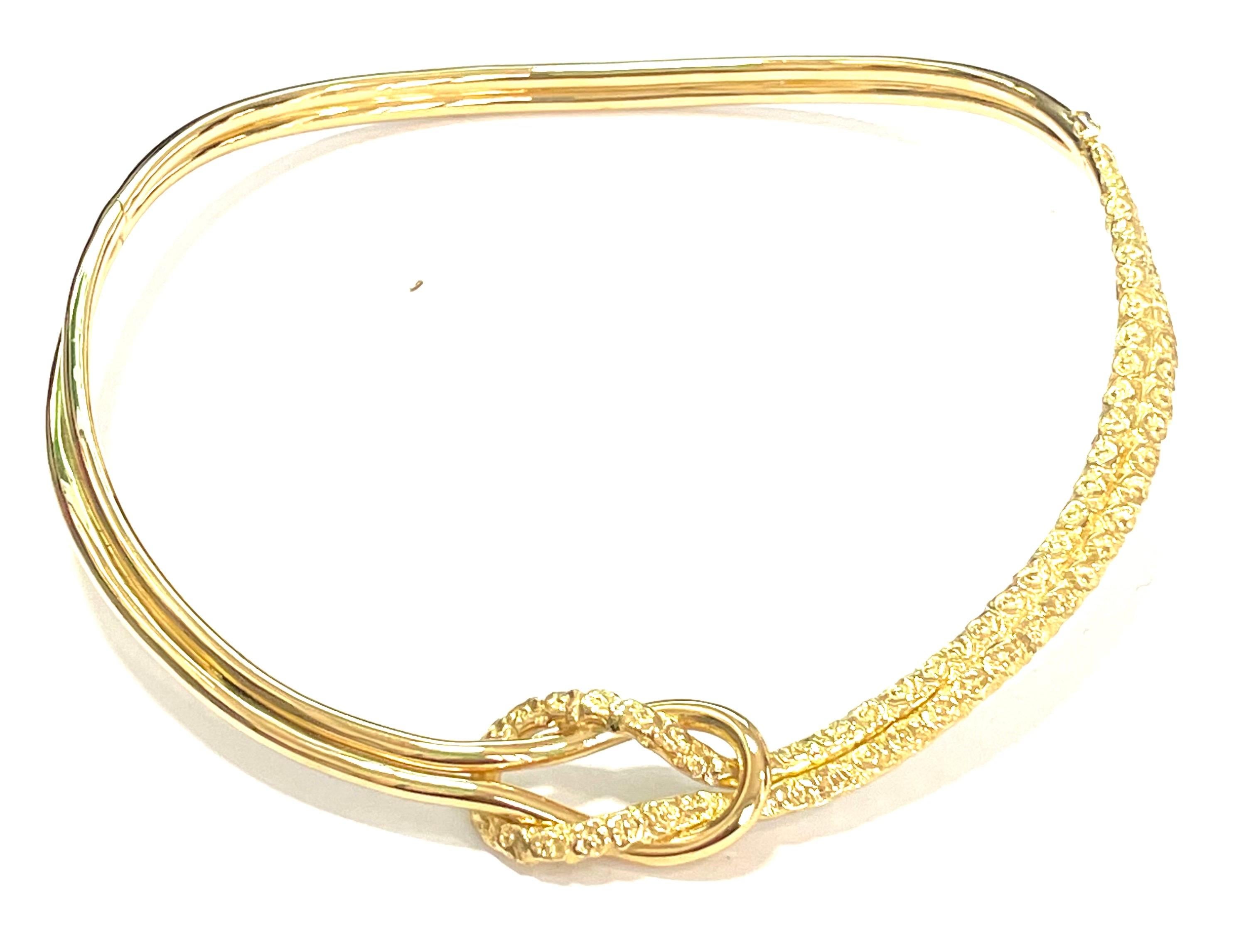 Double knot necklace chiseled in yellow gold 
Extremely elegant this sailor style set - bangle is available
diameter of the necklace 12x12.5 cm 
The total weight of the gold is GR 49.40
Stamp 10 MI 750

