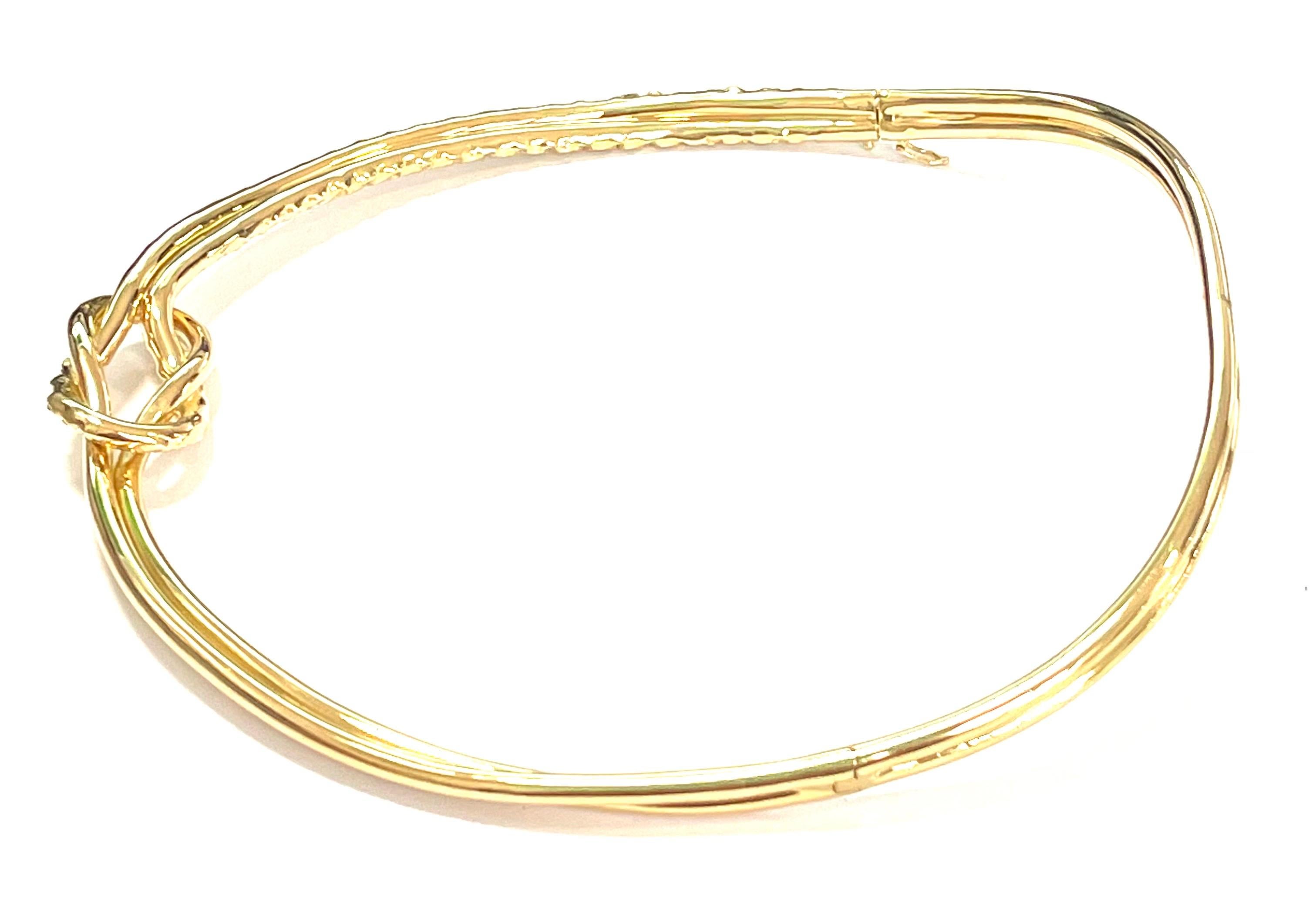 Collier à double nœud en or jaune 18 carats ciselé Pour femmes en vente