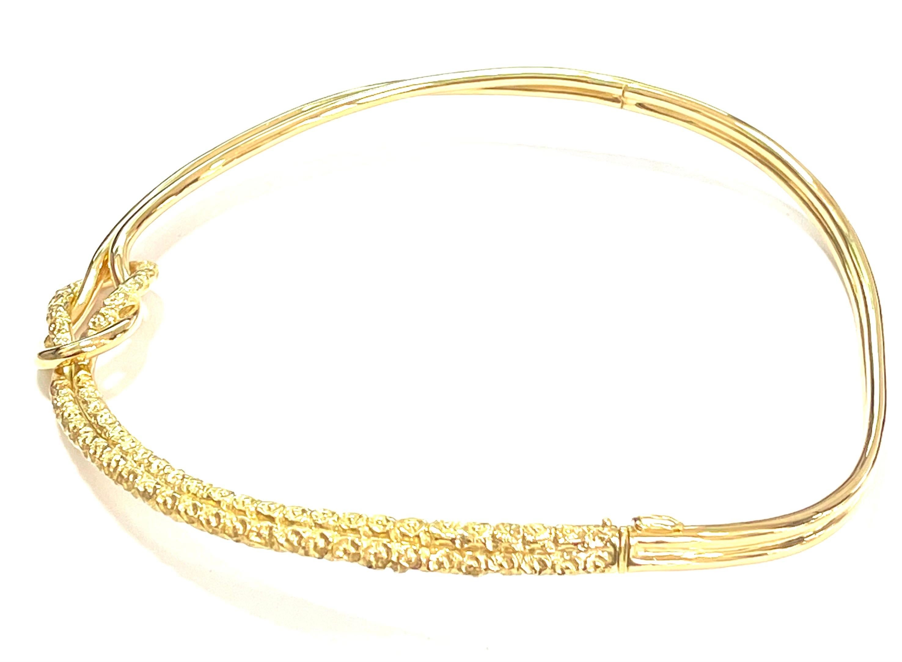 Collier à double nœud ciselé en or jaune 18 carats en vente 1